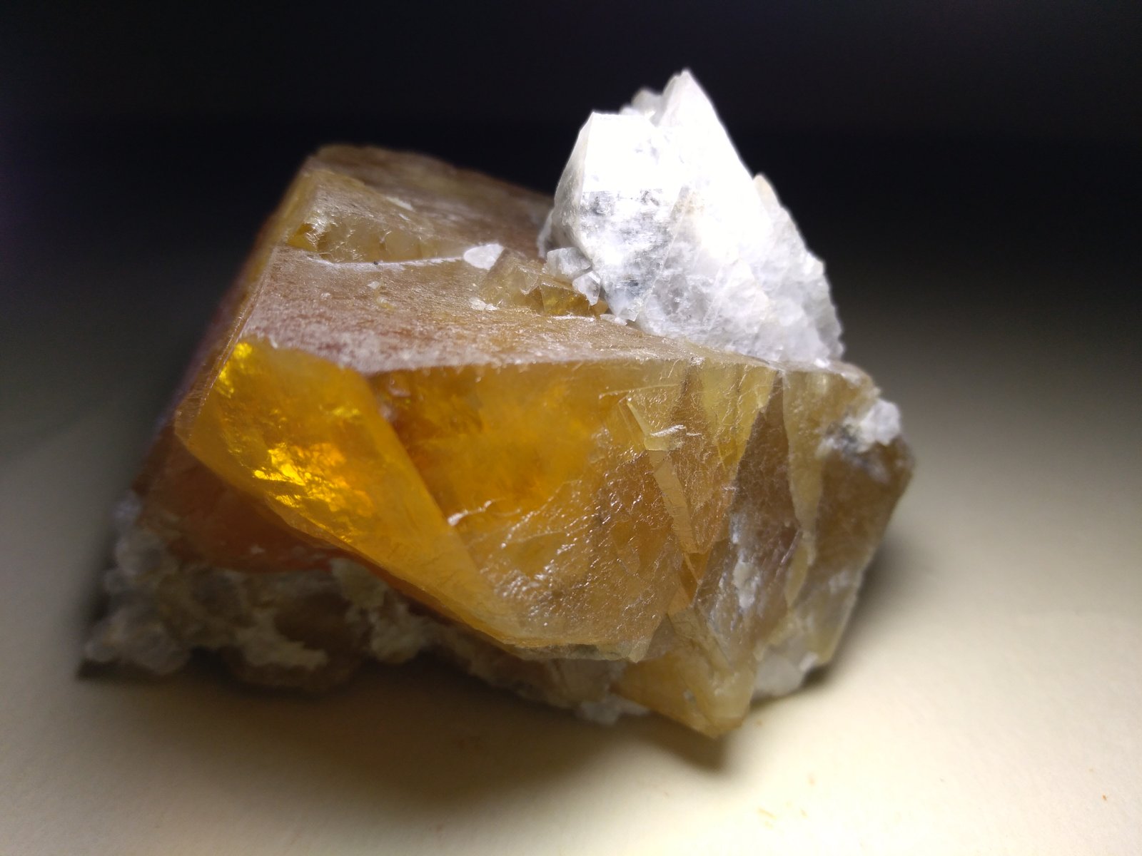 Scheelite, Albite
68 x 62 mm
(Autor: Sante Celiberti)