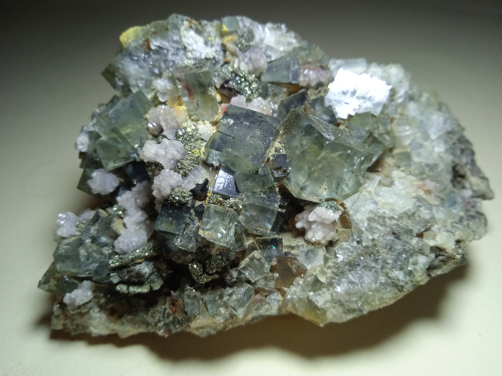 Fluorite, Pyrite, Calcite
10,5 x 6,5 cm
(Autor: Sante Celiberti)