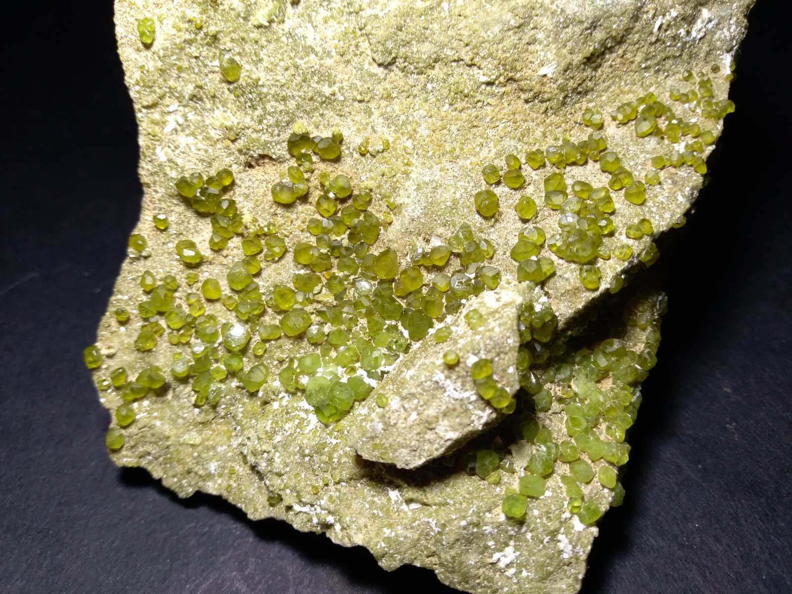 Andradite (variety Demantoid)
11,5 x 9,5 cm
(Autor: Sante Celiberti)