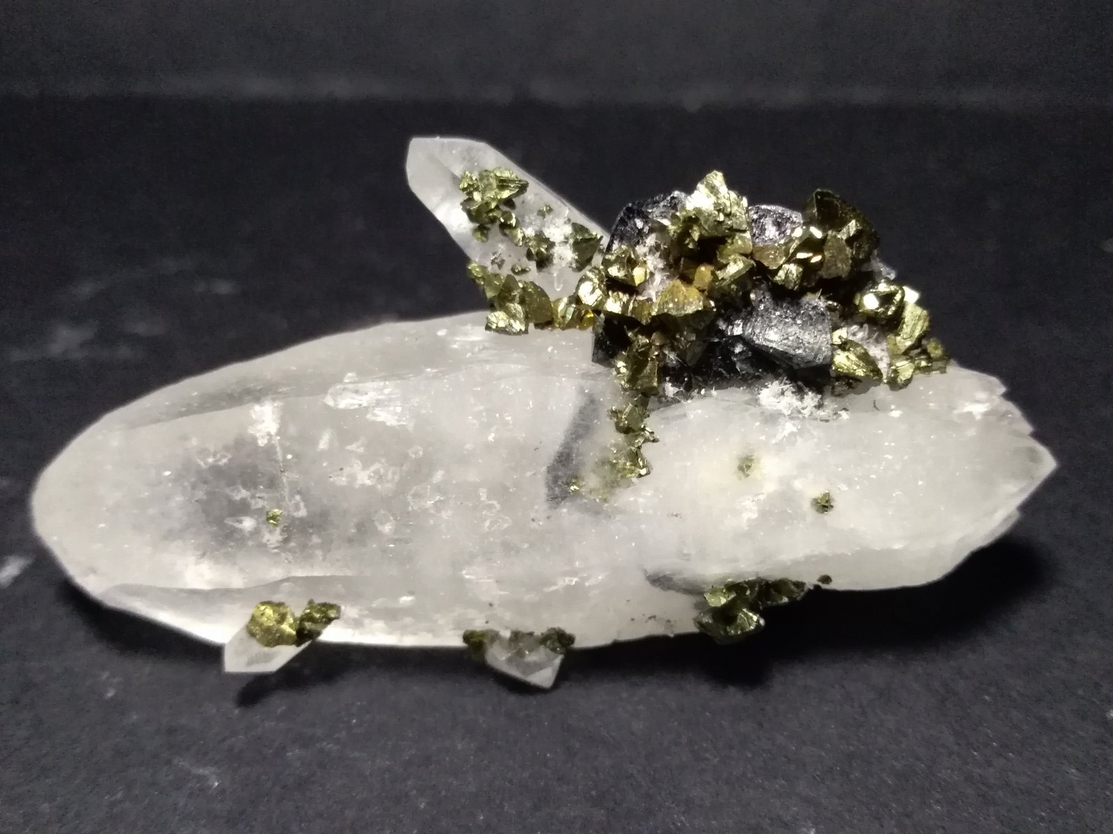 Quartz, Tetrahedrite Subgroup, Chalcopyrite
55 x 29 mm
(Autor: Sante Celiberti)