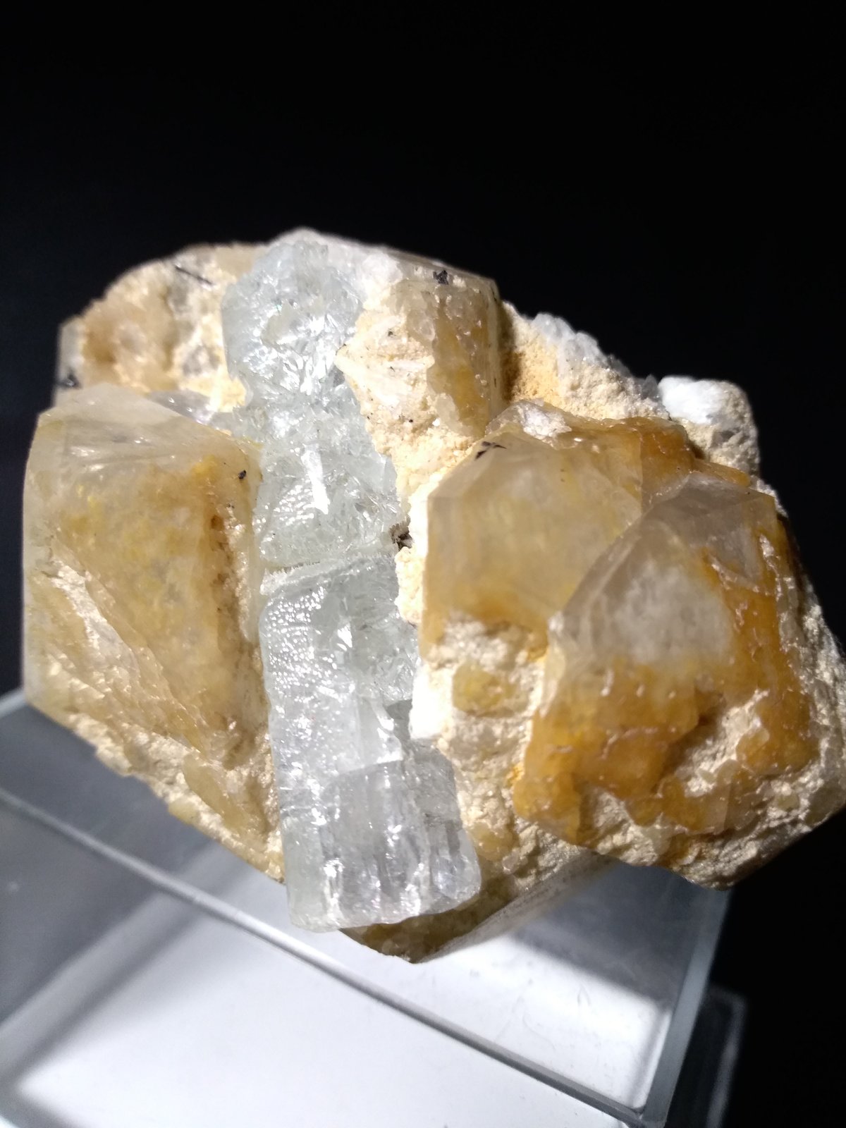 Beryl (variety aquamarine), Quartz
74 x 70 mm
(Autor: Sante Celiberti)