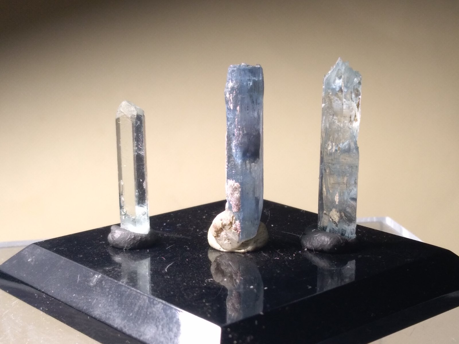 Beryl (variety Aquamarine)
26 x 7 mm (the biggest)
(Autor: Sante Celiberti)