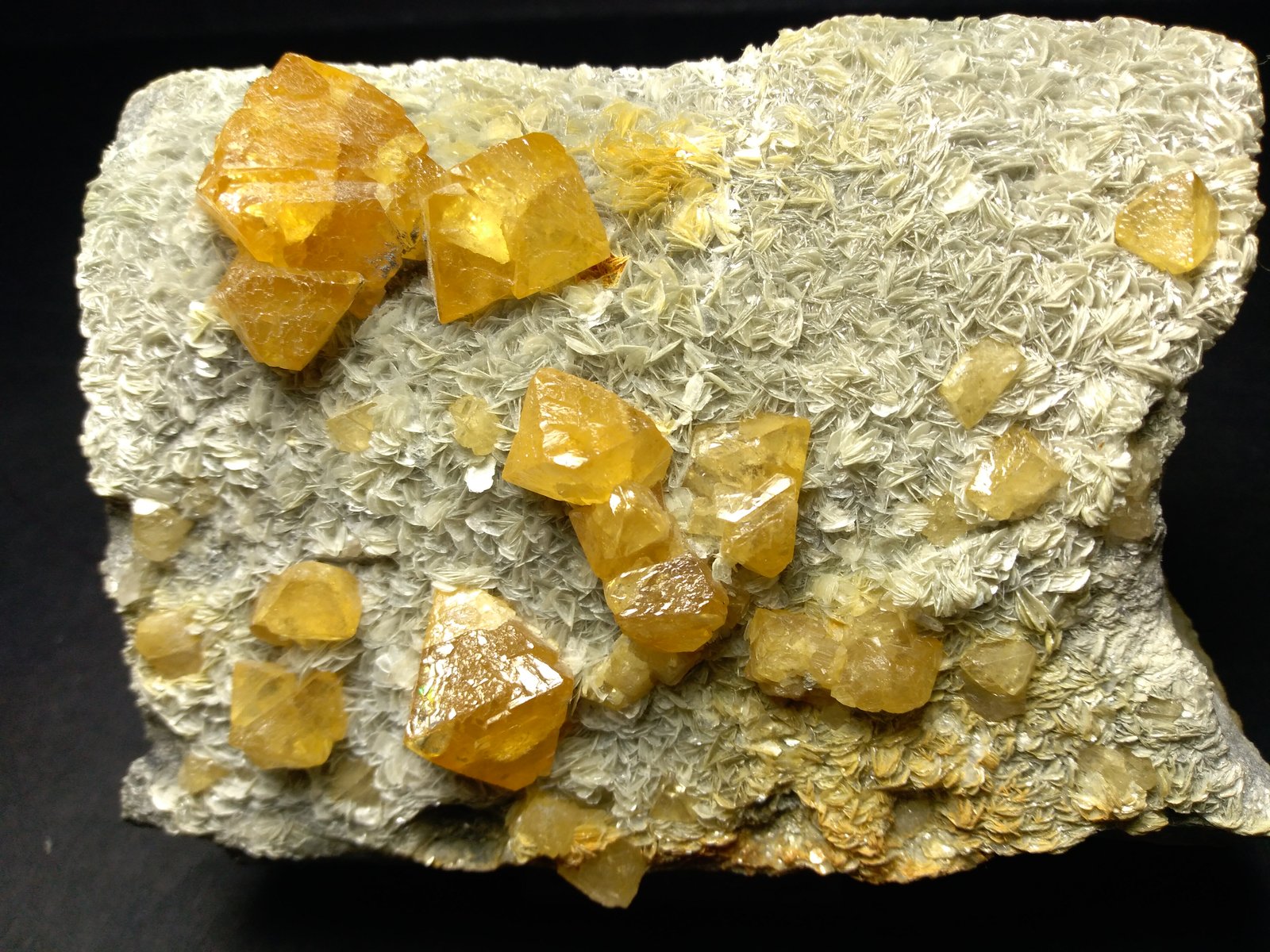Scheelite, Muscovite
12 x 9 cm
(Autor: Sante Celiberti)