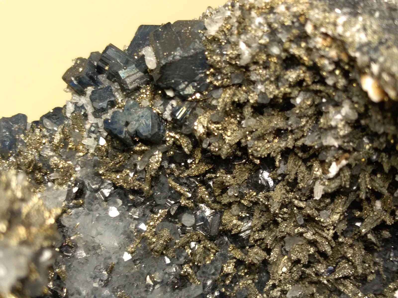 Bournonite, Marcasite, Calcite, Quartz
14 x 12 cm
(Autor: Sante Celiberti)