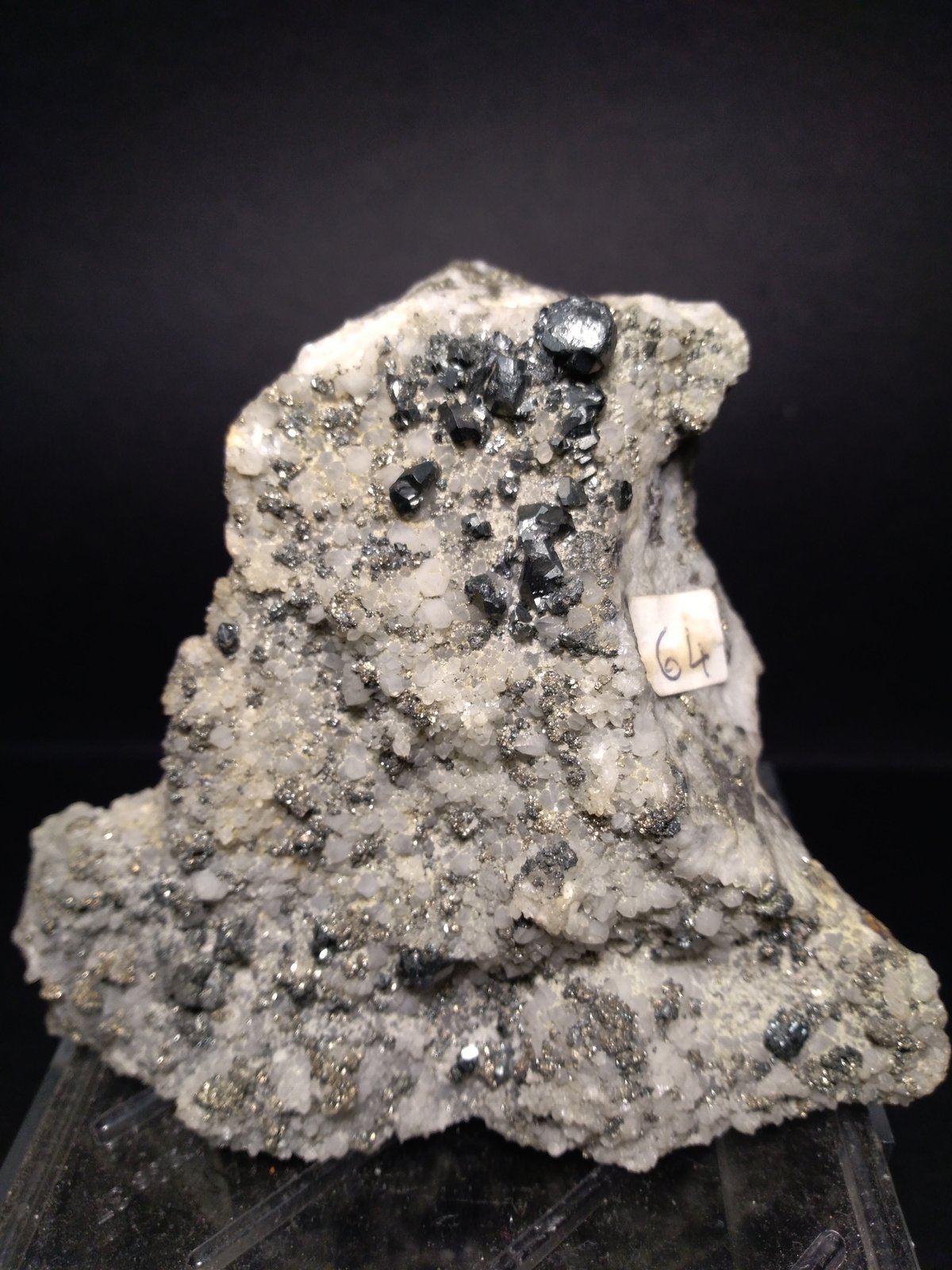 Tennantite Group, Quartz, Pyrite
10 x 9 cm
(Autor: Sante Celiberti)