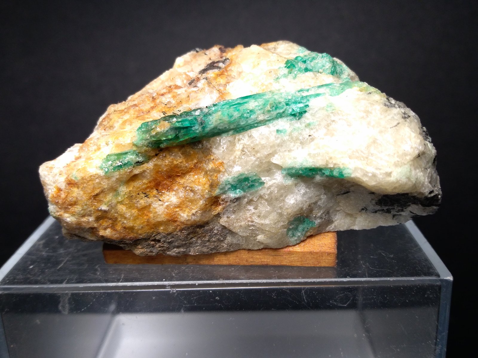 Beryl (variety emerald)
62 x 40 mm
(Autor: Sante Celiberti)