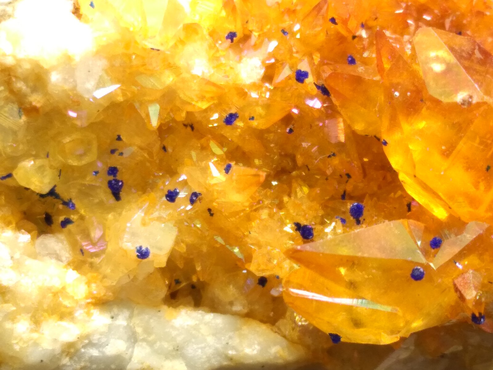 Calcite, Malachite, Azurite
62 x 35 mm
(Autor: Sante Celiberti)
