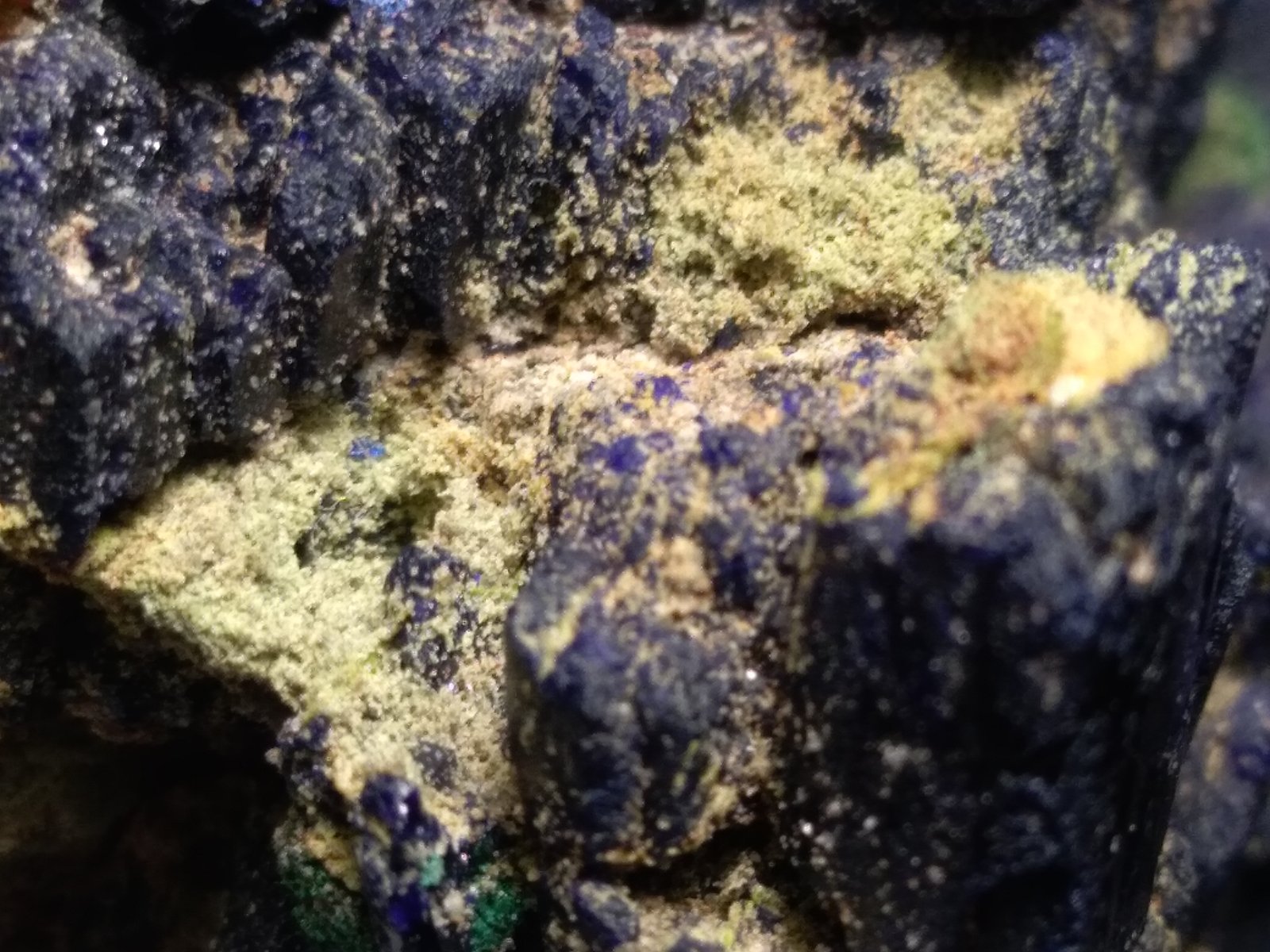 Azurite, Malachite, Tsumcorite, Schultenite, Beaverite-(Cu), Copper, Zincolivenite, Keyite, Calcite
85 x 75 mm
(Autor: Sante Celiberti)