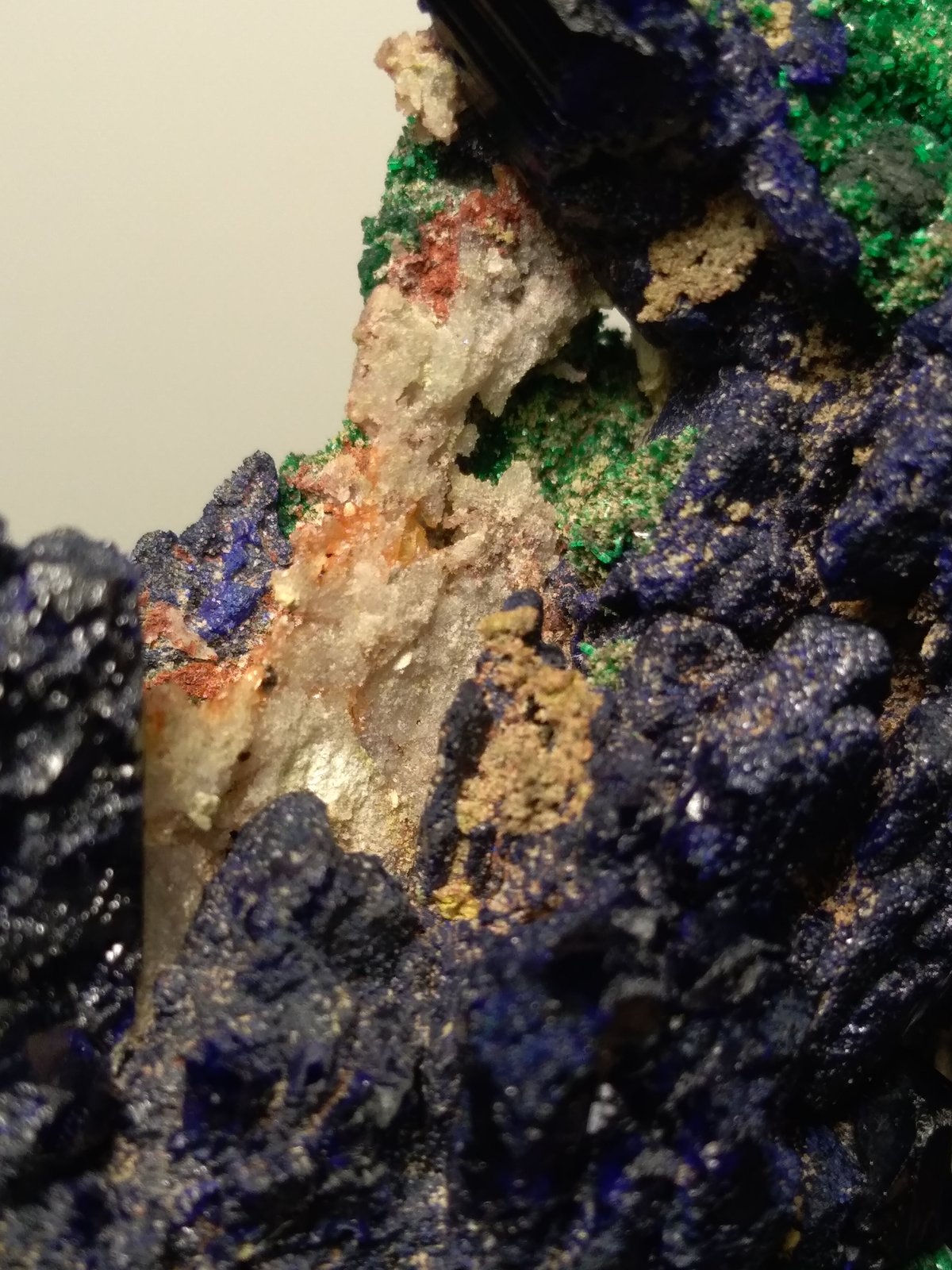 Azurite, Malachite, Tsumcorite, Schultenite, Beaverite-(Cu), Copper, Zincolivenite, Keyite, Calcite
85 x 75 mm
(Autor: Sante Celiberti)