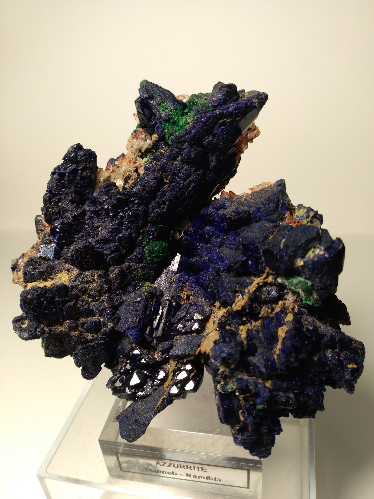 Azurite, Malachite, Tsumcorite, Schultenite, Beaverite-(Cu), Copper, Zincolivenite, Keyite, Calcite
85 x 75 mm
(Autor: Sante Celiberti)