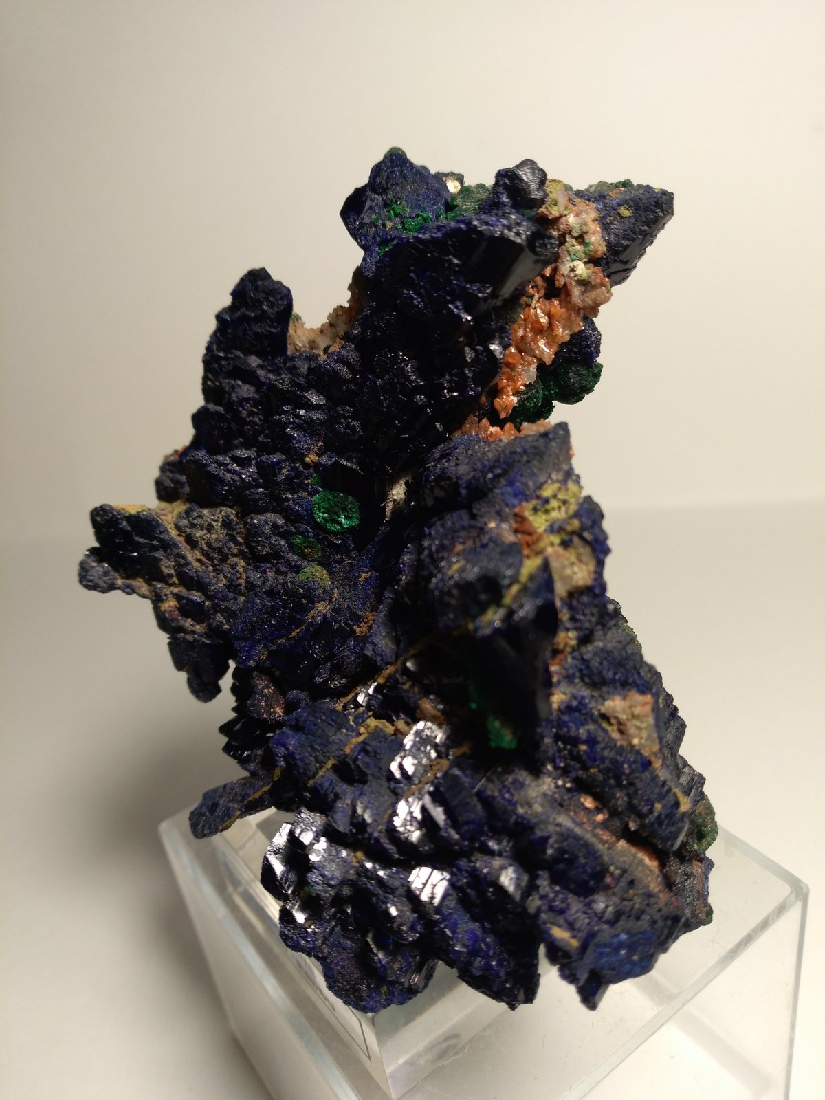 Azurite, Malachite, Tsumcorite, Schultenite, Beaverite-(Cu), Copper, Zincolivenite, Keyite, Calcite
85 x 75 mm
(Autor: Sante Celiberti)