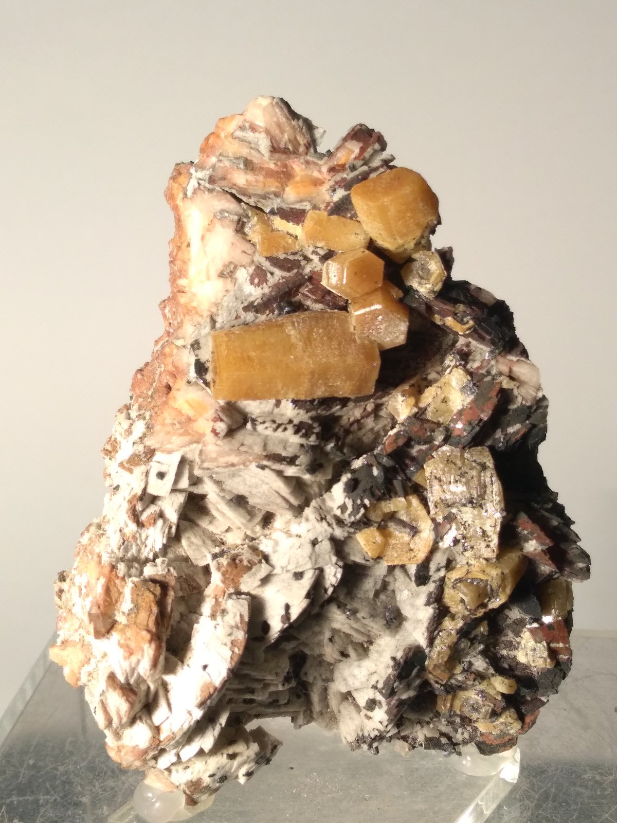 Vanadinite (variety As-bearing), Dolomite, Chalcopyrite
67 x 52 mm
(Autor: Sante Celiberti)