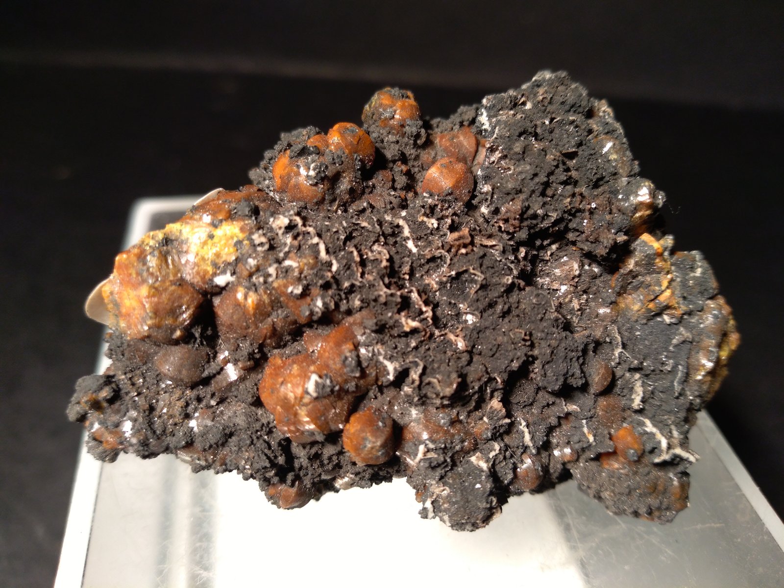 Mimetite (variety campylite), Romanèchite
56 x 38 mm
(Autor: Sante Celiberti)