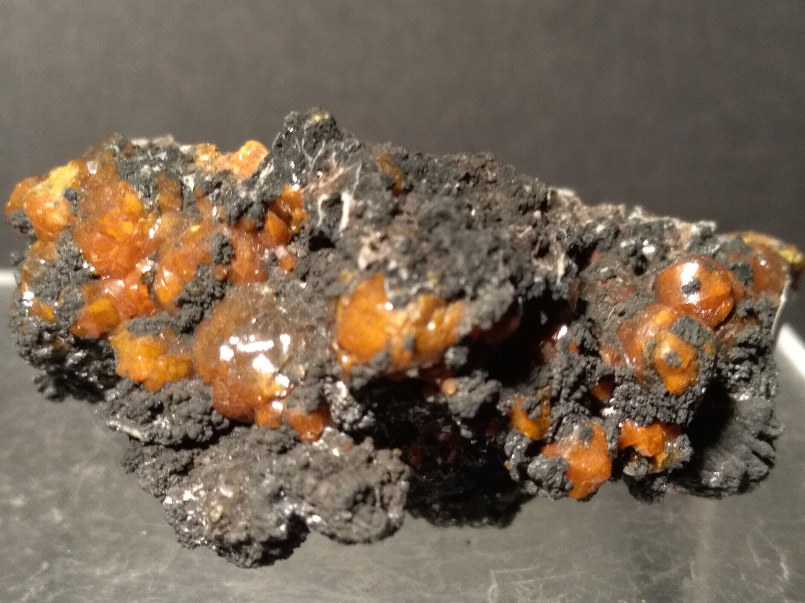 Mimetite (variety campylite), Romanèchite
56 x 38 mm
(Autor: Sante Celiberti)