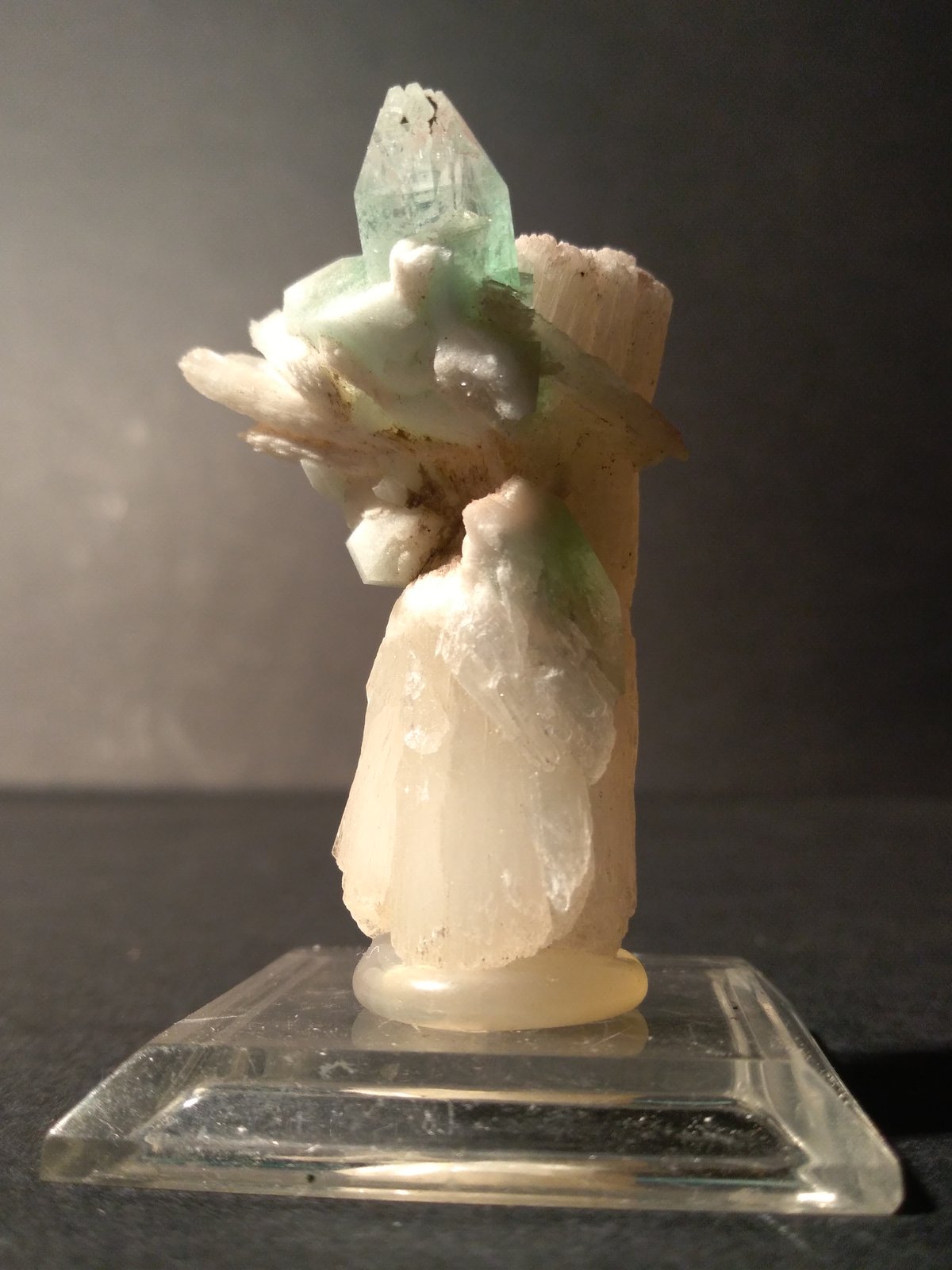 Fluorapophyllite-(K), Stilbite-Ca
52 x 31 mm
(Autor: Sante Celiberti)