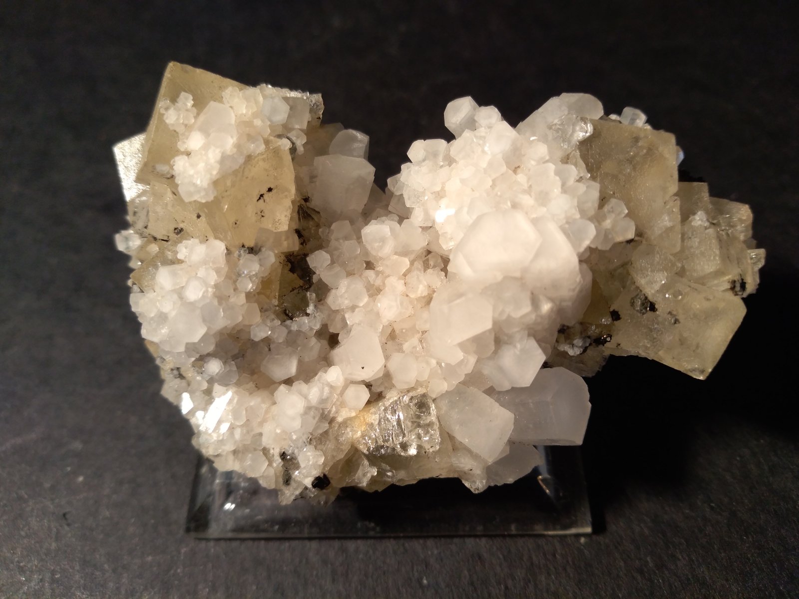 Fluorite, Calcite, Quartz, Sulphides
61 x 38 mm
(Autor: Sante Celiberti)