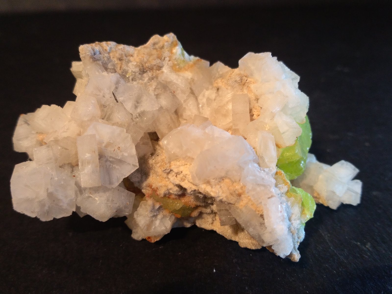 Aragonite, Sulphur
64 x 41 mm
(Autor: Sante Celiberti)