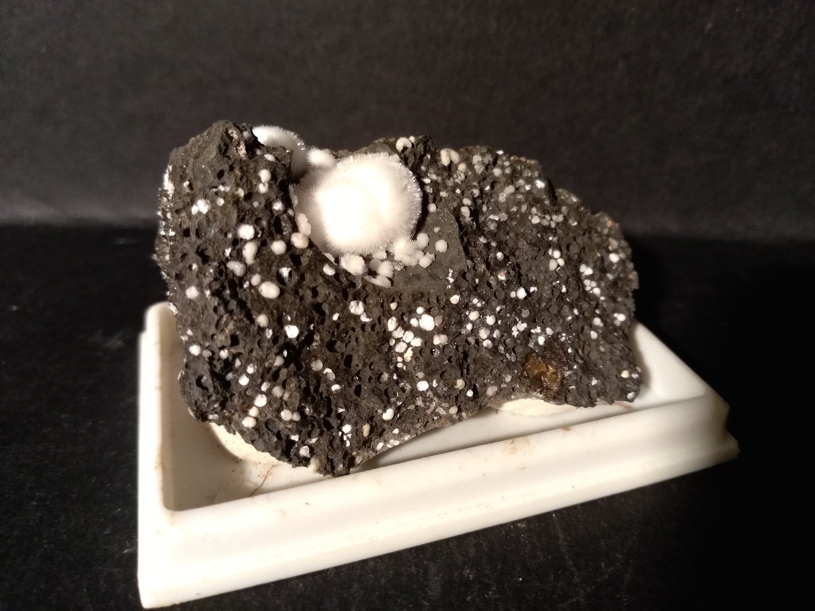 Natrolite, Phillipsite-Ca, Tacharadite
51 x 36 mm
(Autor: Sante Celiberti)