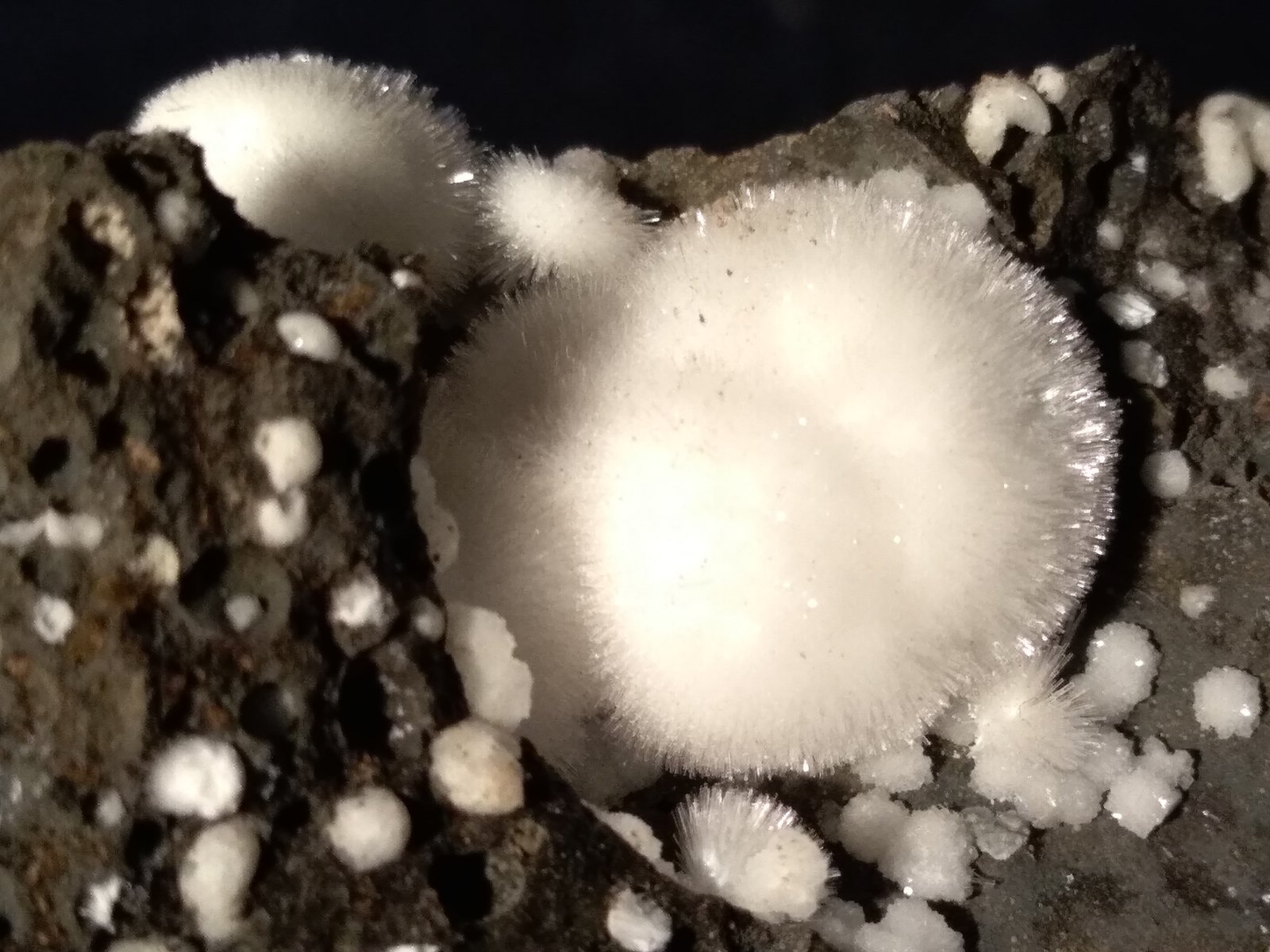 Natrolite, Phillipsite-Ca, Tacharadite
51 x 36 mm
(Autor: Sante Celiberti)