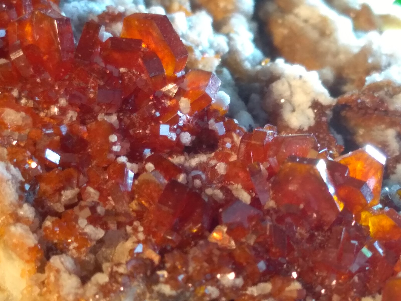 Vanadinite, Baryte, Calcite
10,5 x 8,5 cm
(Autor: Sante Celiberti)