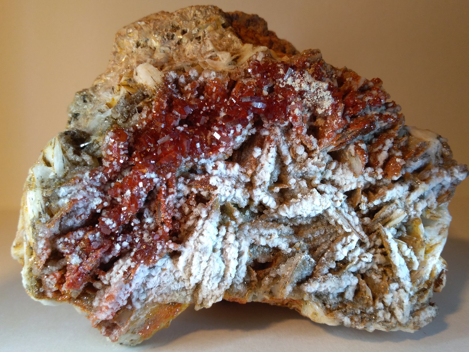 Vanadinite, Baryte, Calcite
10,5 x 8,5 cm
(Autor: Sante Celiberti)