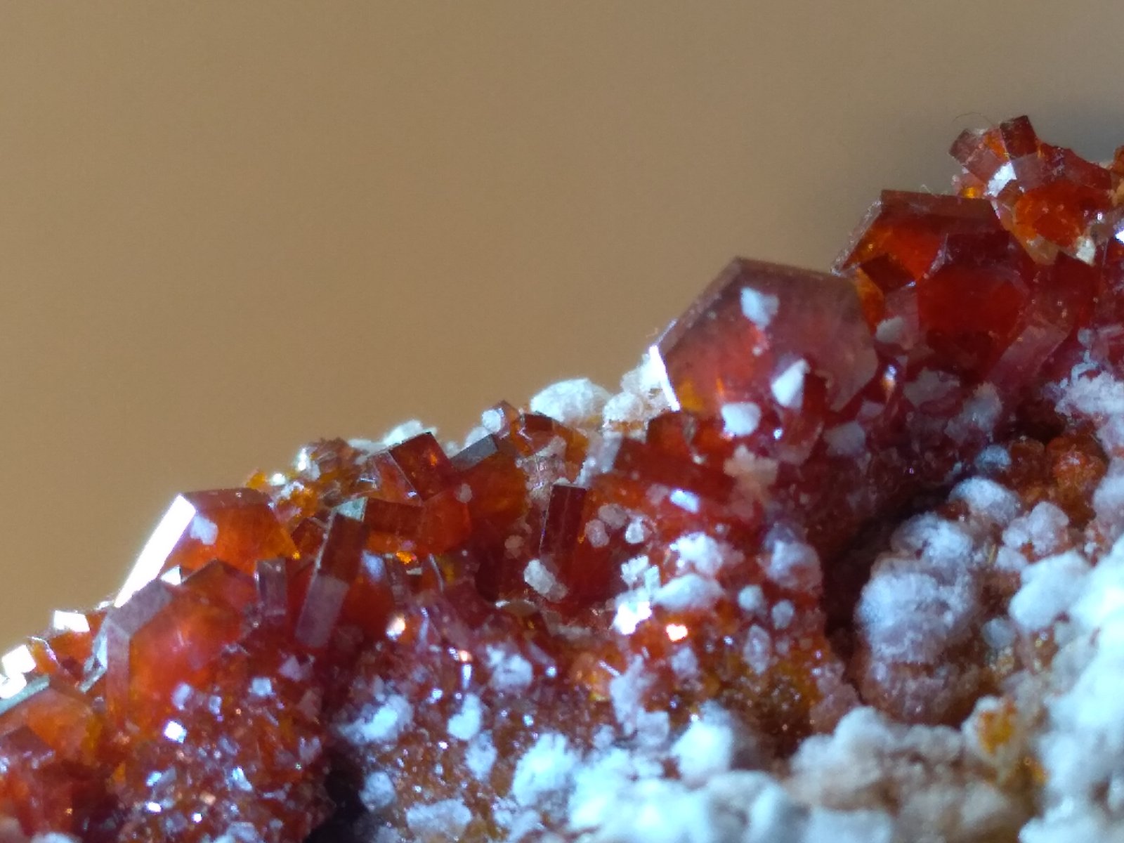 Vanadinite, Baryte, Calcite
10,5 x 8,5 cm
(Autor: Sante Celiberti)