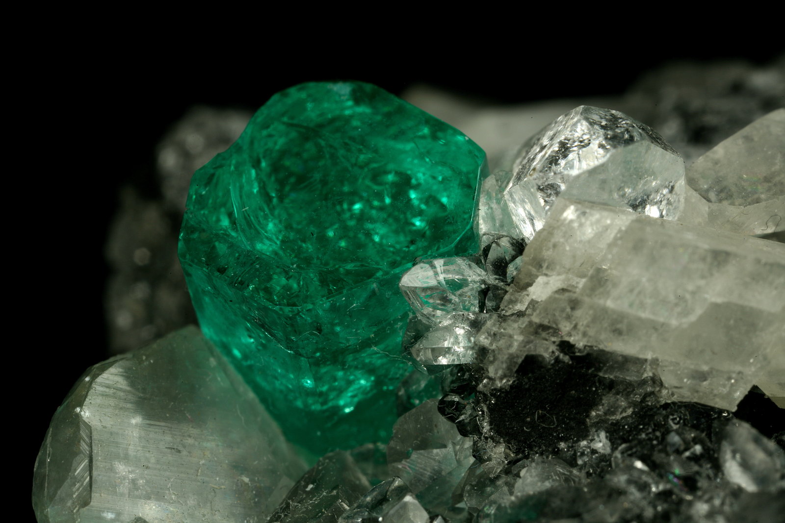 Beryl (variety emerald), Calcite, Quartz
60x46x42mm, xl=13mm
(Autor: Fiebre Verde)