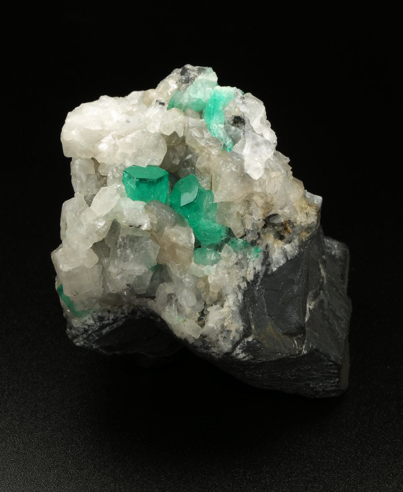 Beryl (variety emerald), Calcite, Dolomite, Pyrite
52x56x46mm, xls=10 & 5mm
(Autor: Fiebre Verde)