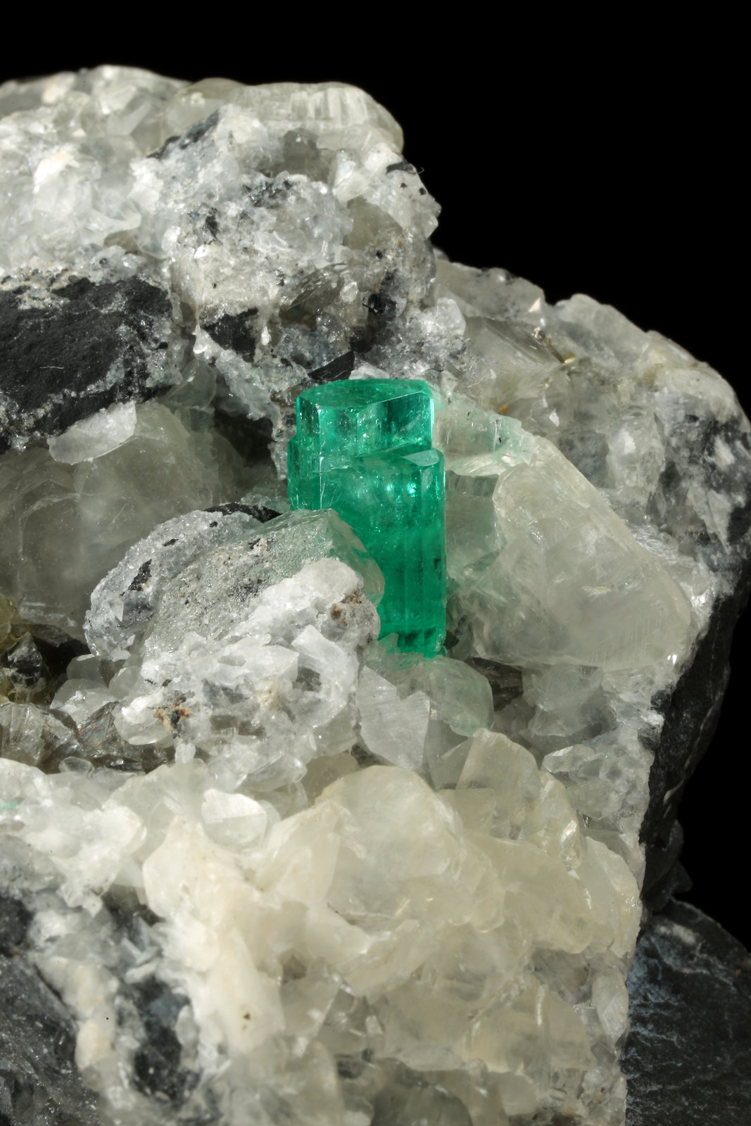 Beryl (variety emerald), Calcite, Pyrite
65x90x85mm, aggregate=14x9mm
(Autor: Fiebre Verde)
