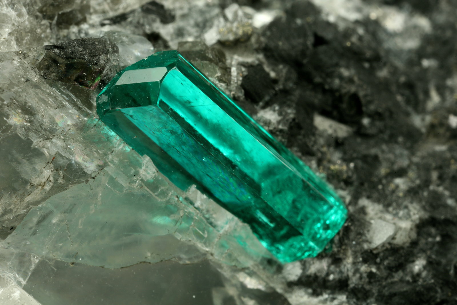 Beryl (variety emerald), Calcite, Pyrite
43x38x50mm,  xl=11mm
(Autor: Fiebre Verde)