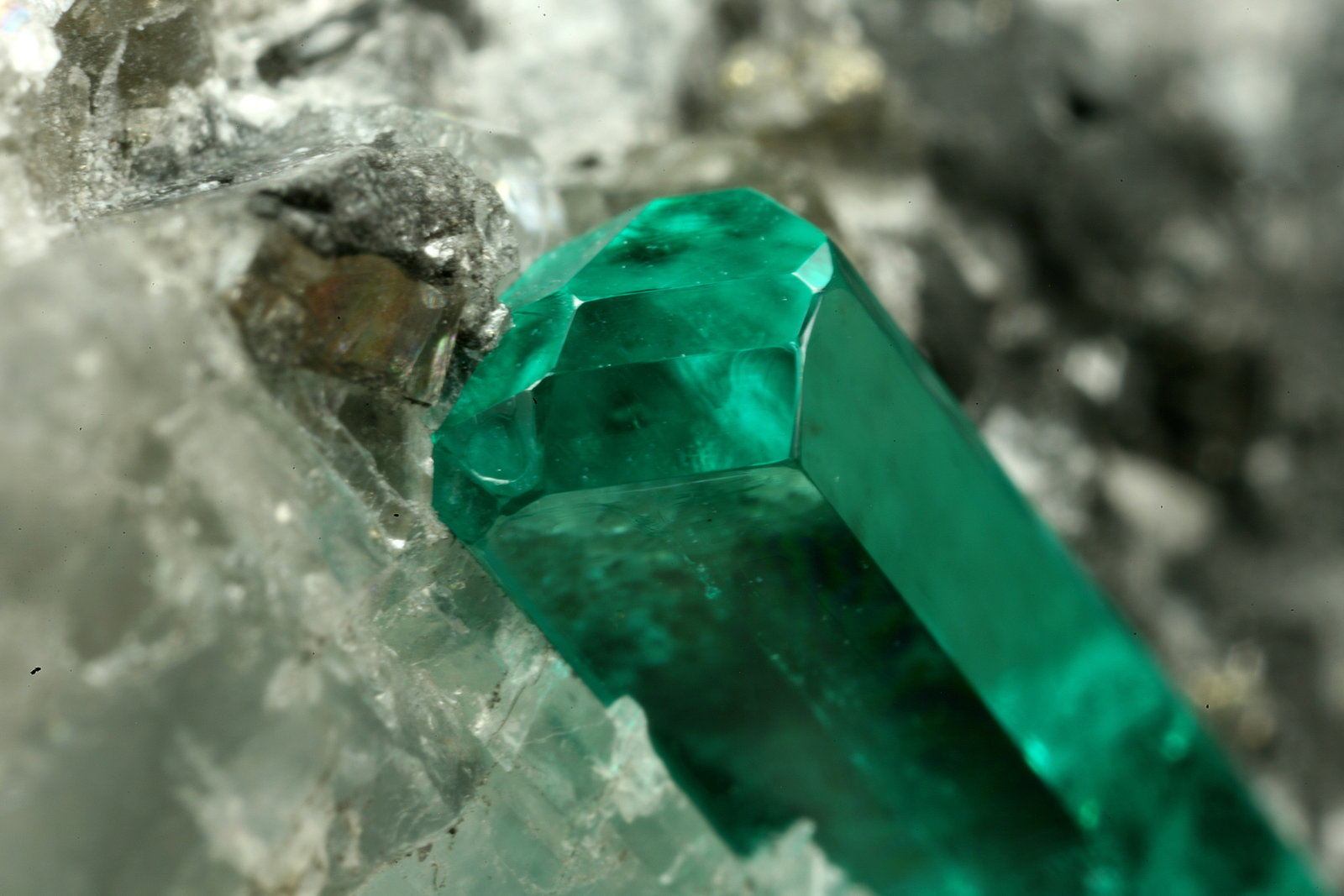 Beryl (variety emerald), Calcite, Pyrite
43x38x50mm,  xl=11mm
(Autor: Fiebre Verde)