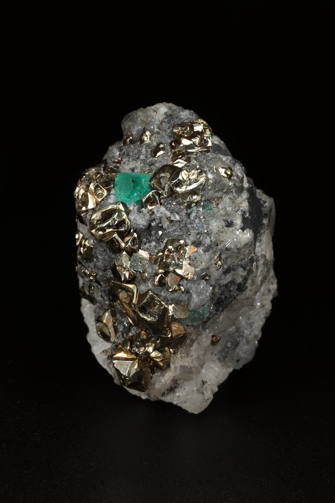 Beryl (variety emerald), Pyrite, Calcite
35mm x 38mm x 37mm, xl=5mm
(Autor: Fiebre Verde)
