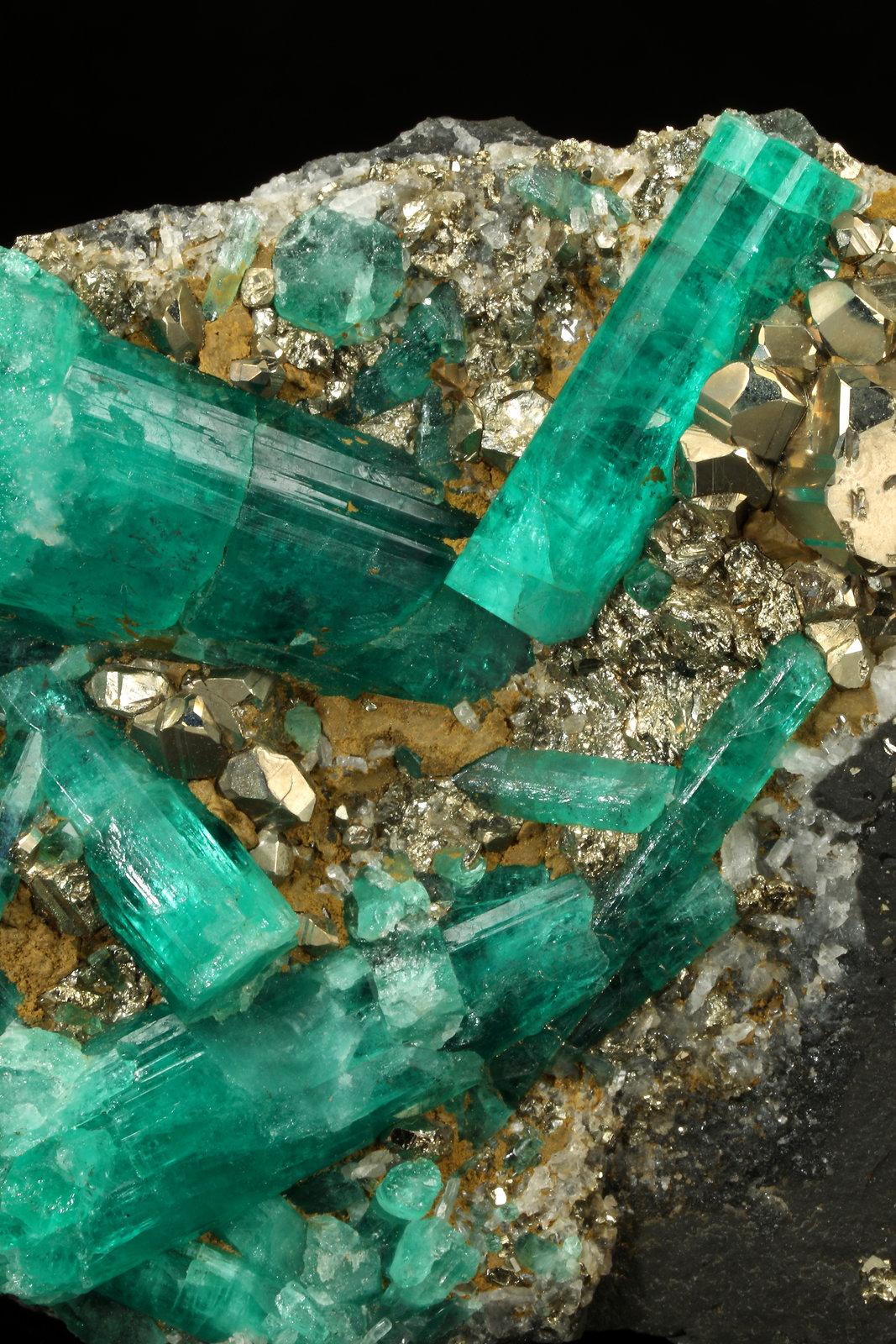 Beryl (variety emerald), Albite (variety cleavelandite), Pyrite
110x54x20mm, largest xl=30mm
(Autor: Fiebre Verde)