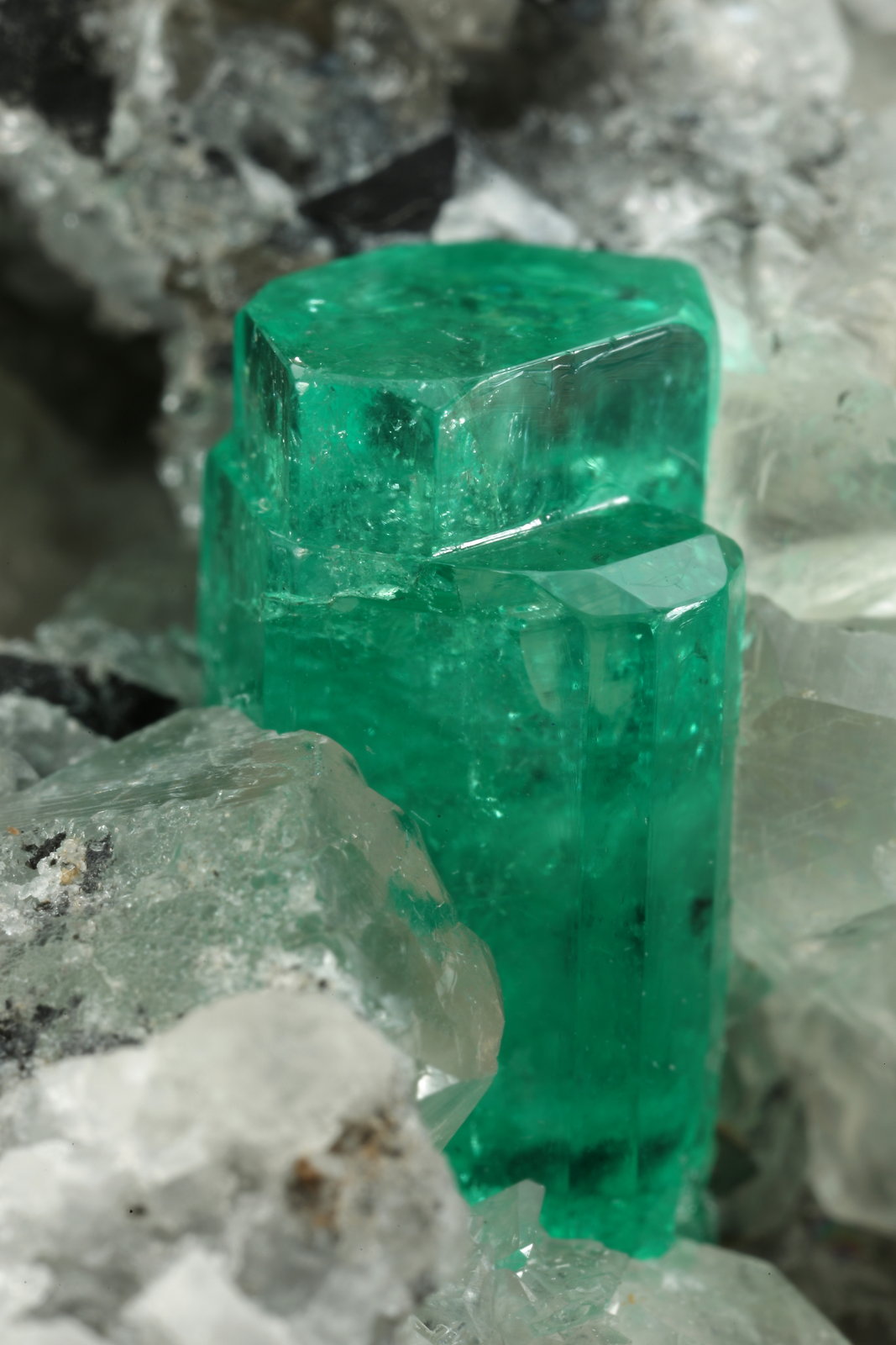 Beryl (variety emerald), Calcite, Pyrite
65x90x85mm, aggregate=14x9mm
(Autor: Fiebre Verde)