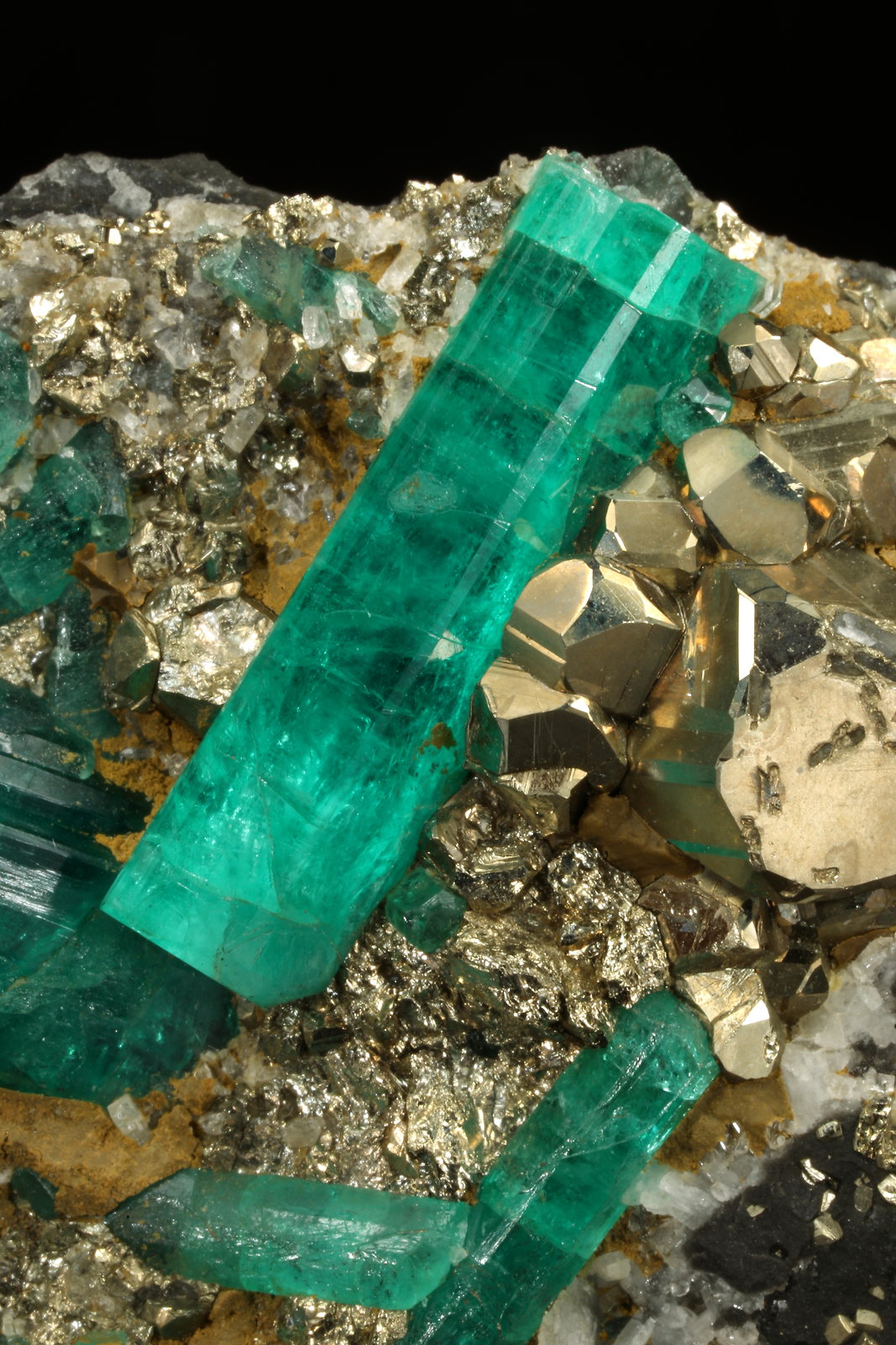 Beryl (variety emerald), Albite (variety cleavelandite), Pyrite
110x54x20mm, largest xl=30mm
(Autor: Fiebre Verde)
