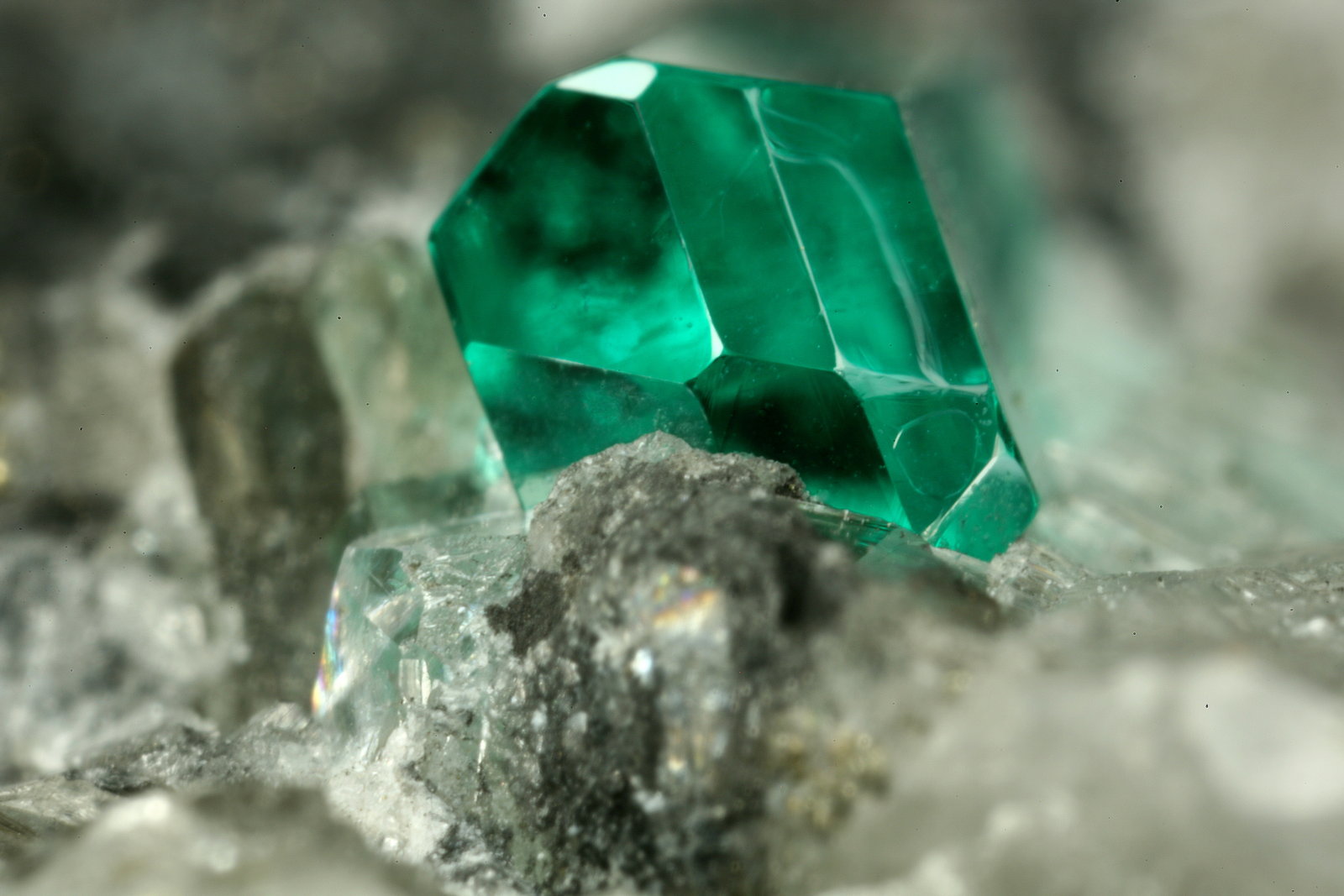 Beryl (variety emerald), Calcite, Pyrite
43x38x50mm,  xl=11mm
(Autor: Fiebre Verde)
