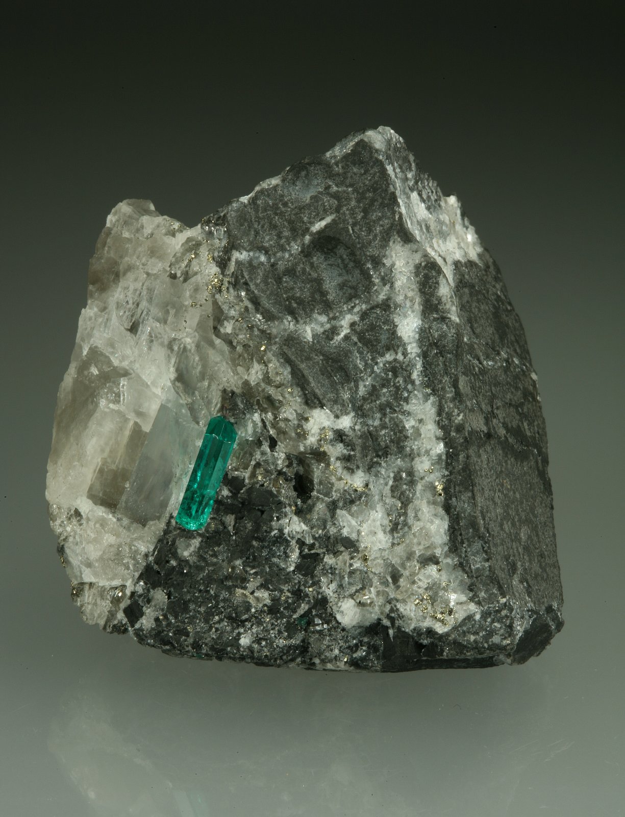 Beryl (variety emerald), Calcite, Pyrite
43x38x50mm,  xl=11mm
(Autor: Fiebre Verde)