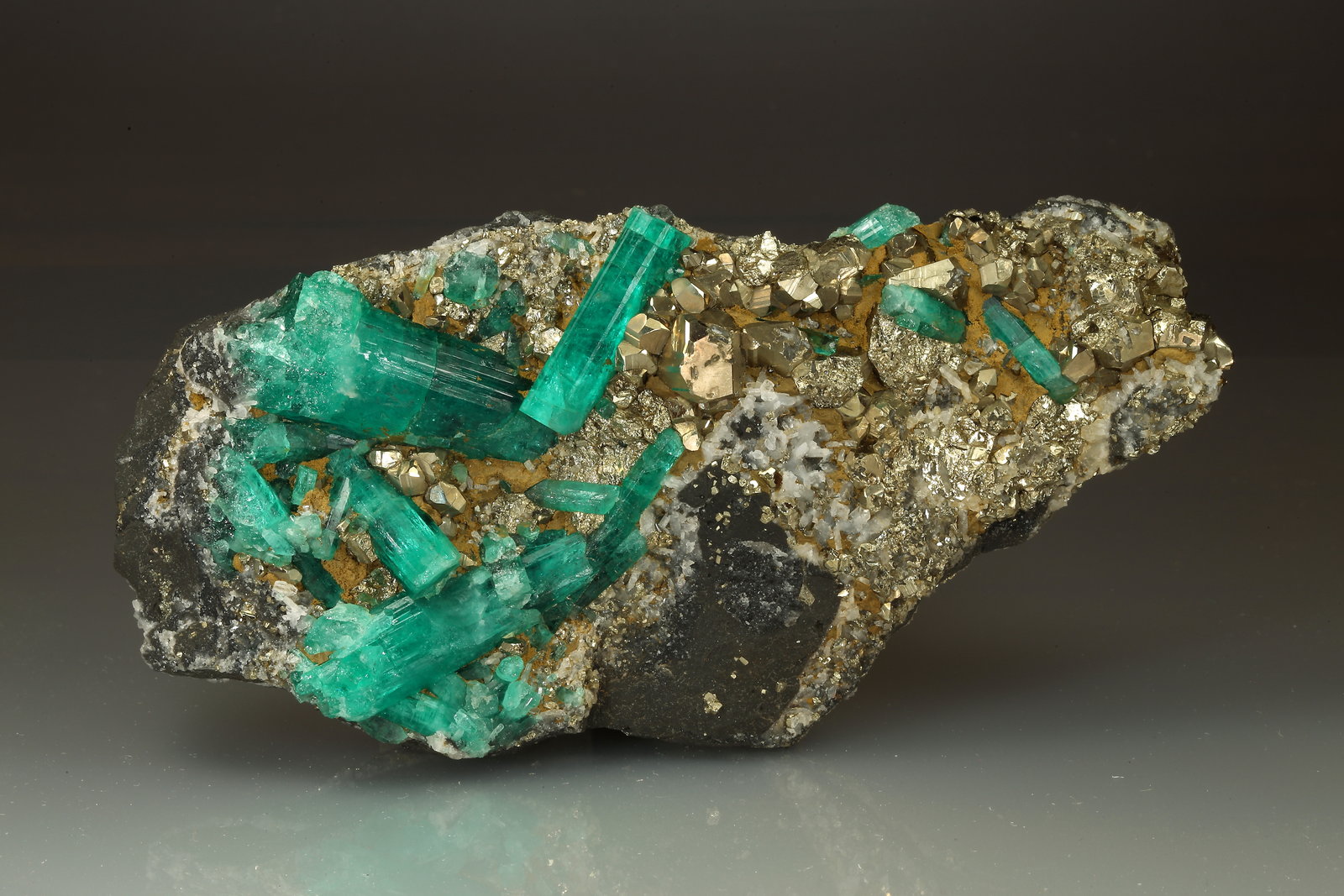Beryl (variety emerald), Albite (variety cleavelandite), Pyrite
110x54x20mm, largest xl=30mm
(Autor: Fiebre Verde)