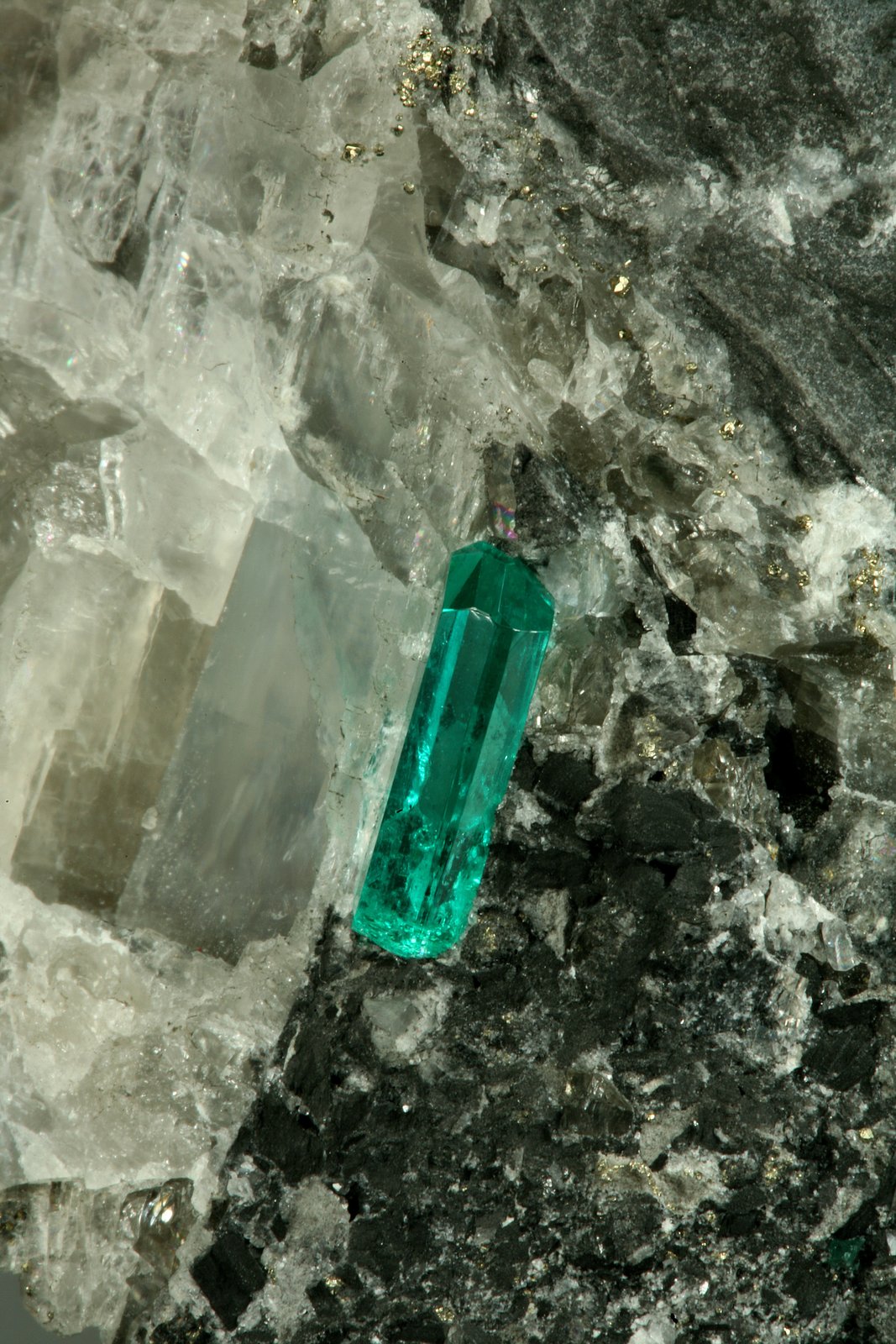 Beryl (variety emerald), Calcite, Pyrite
43x38x50mm,  xl=11mm
(Autor: Fiebre Verde)