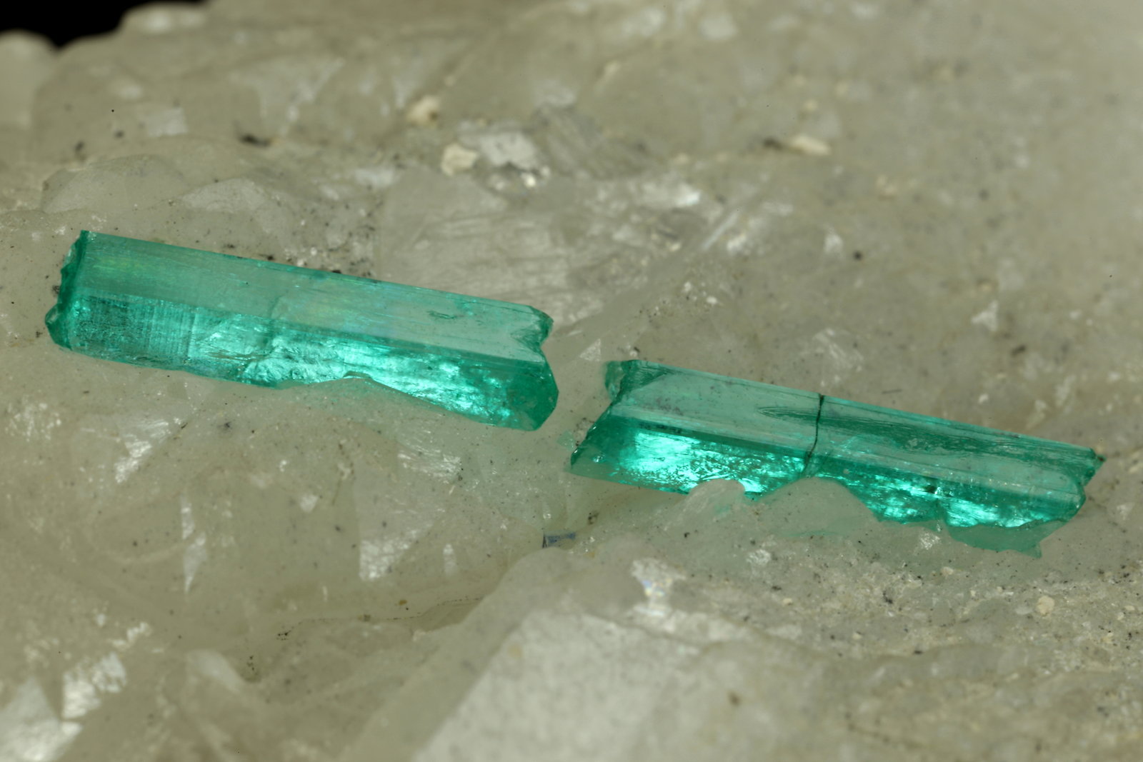 Beryl (variety emerald), Calcite
75x44x39mm, xl=22mm (combined size)
(Autor: Fiebre Verde)
