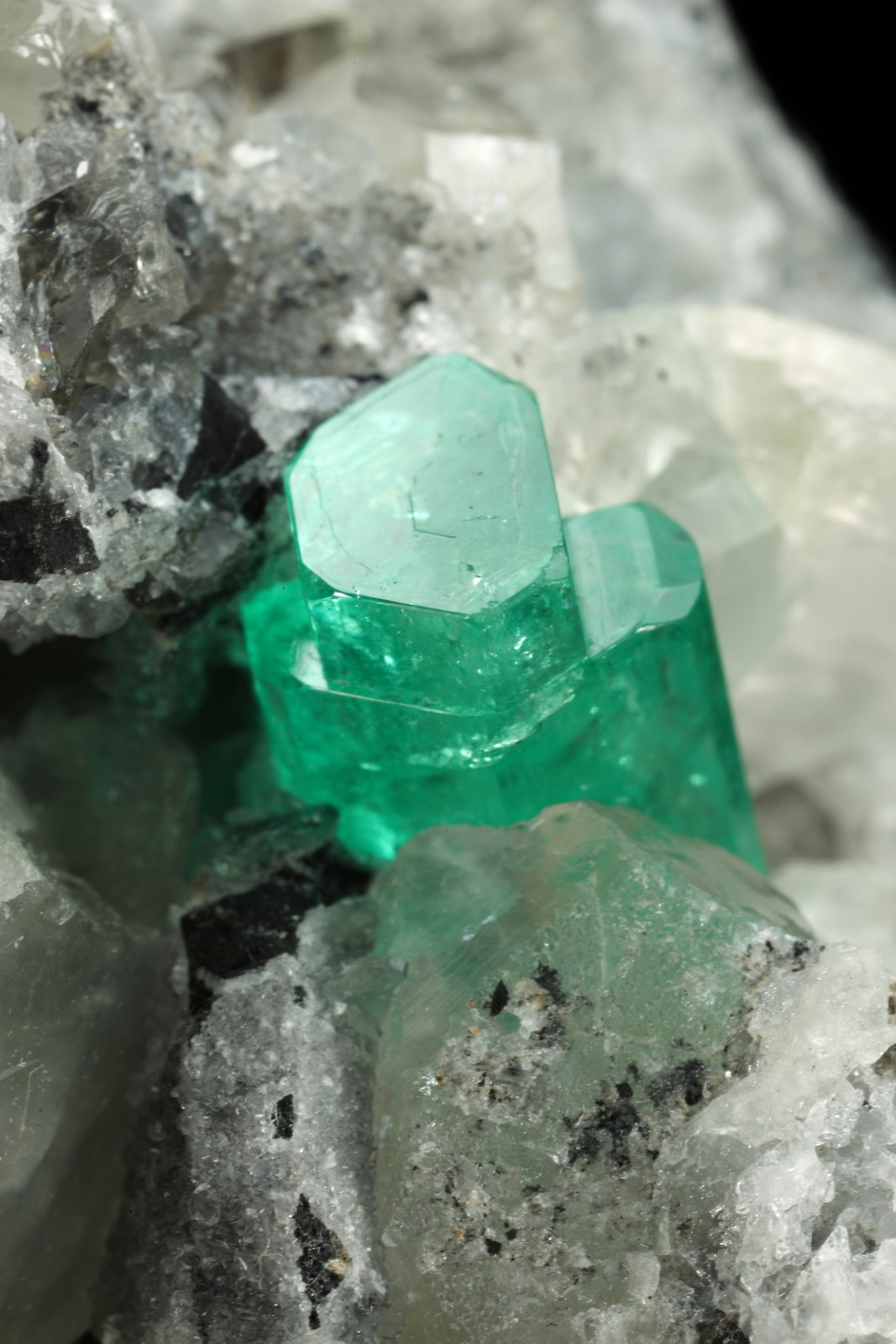 Beryl (variety emerald), Calcite, Pyrite
65x90x85mm, aggregate=14x9mm
(Autor: Fiebre Verde)