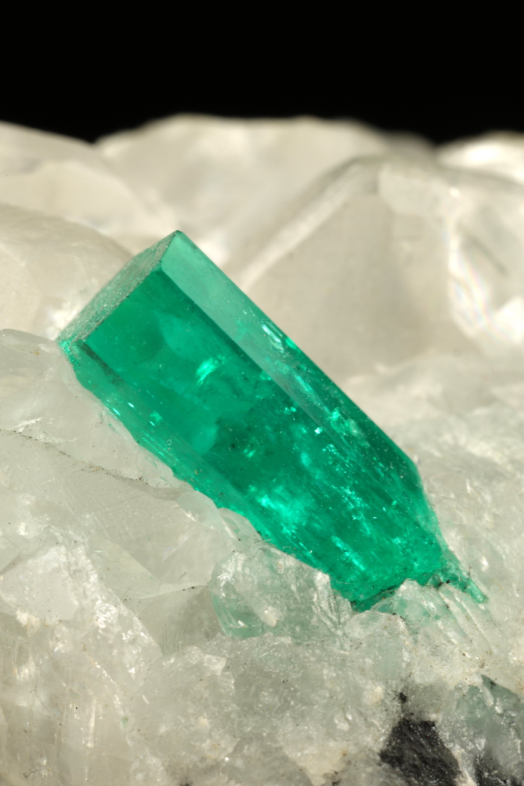 Beryl (variety emerald), Calcite
35x38x37mm, main xl=12x4mm
(Autor: Fiebre Verde)