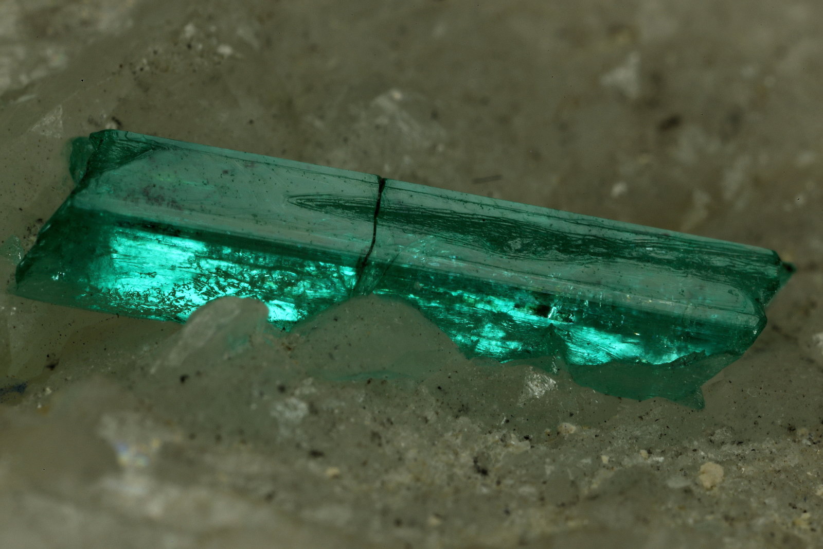 Beryl (variety emerald), Calcite
75x44x39mm, xl=22mm (combined size)
(Autor: Fiebre Verde)