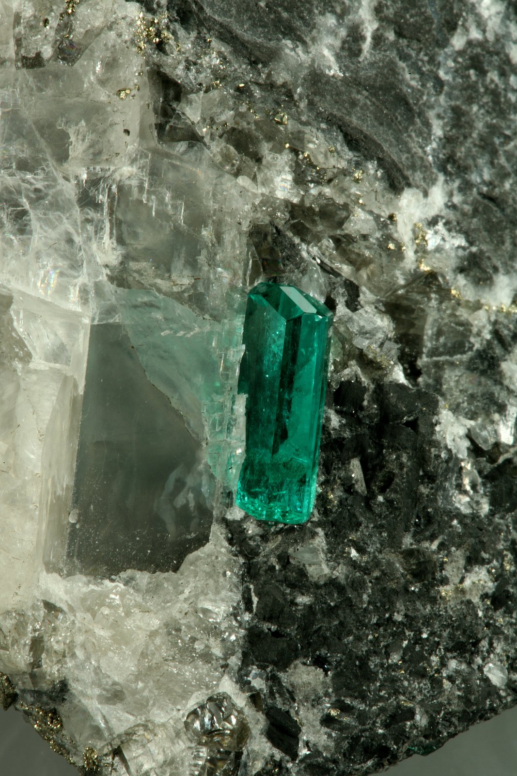 Beryl (variety emerald), Calcite, Pyrite
43x38x50mm,  xl=11mm
(Autor: Fiebre Verde)