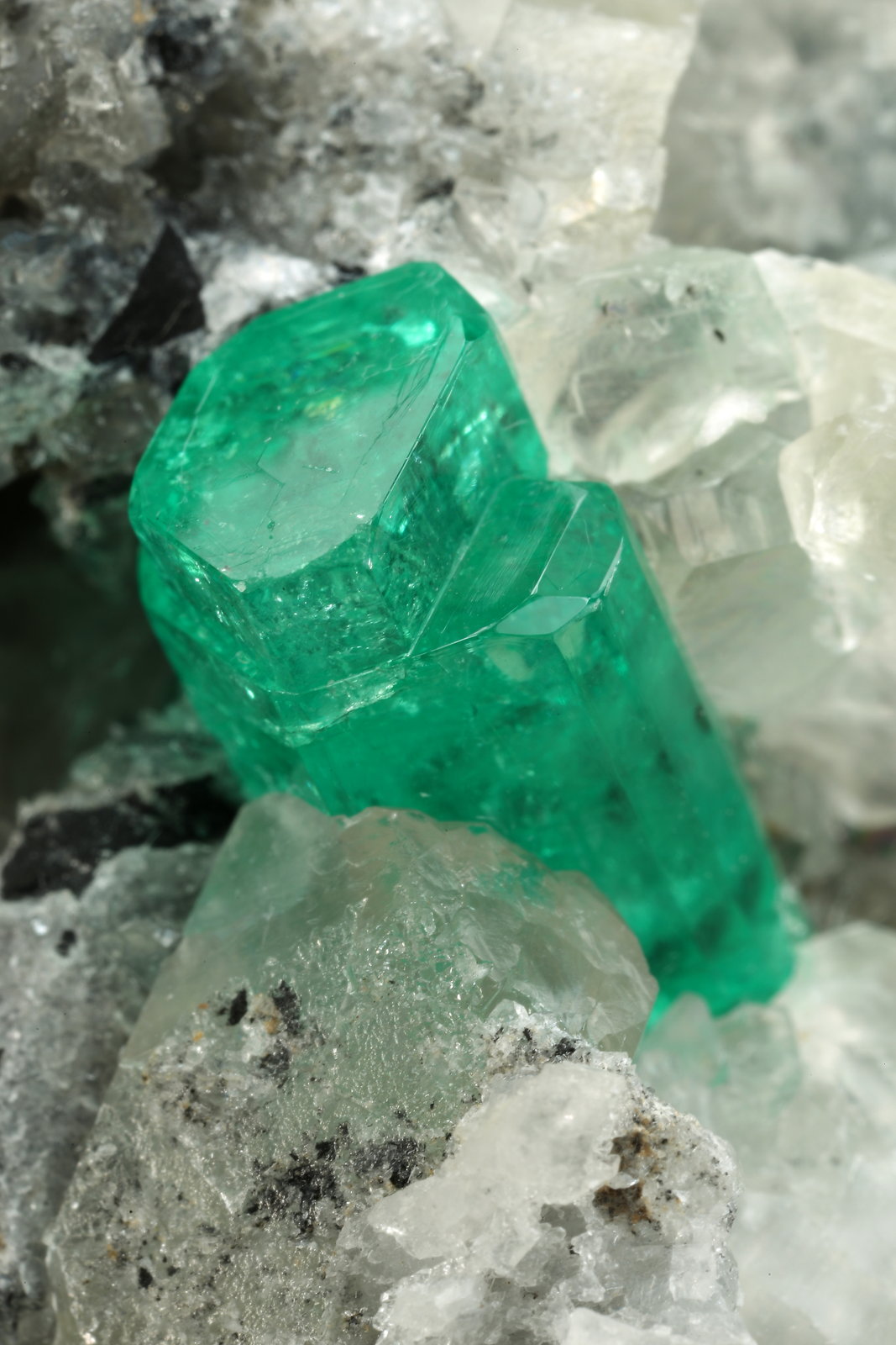 Beryl (variety emerald), Calcite, Pyrite
65x90x85mm, aggregate=14x9mm
(Autor: Fiebre Verde)