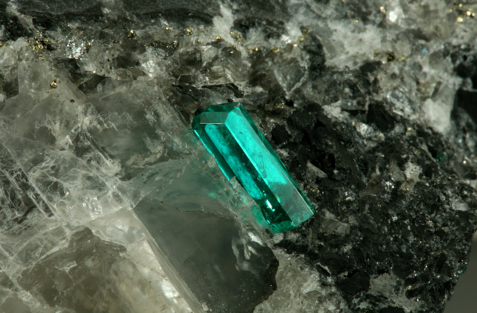 Beryl (variety emerald), Calcite, Pyrite
43x38x50mm,  xl=11mm
(Autor: Fiebre Verde)