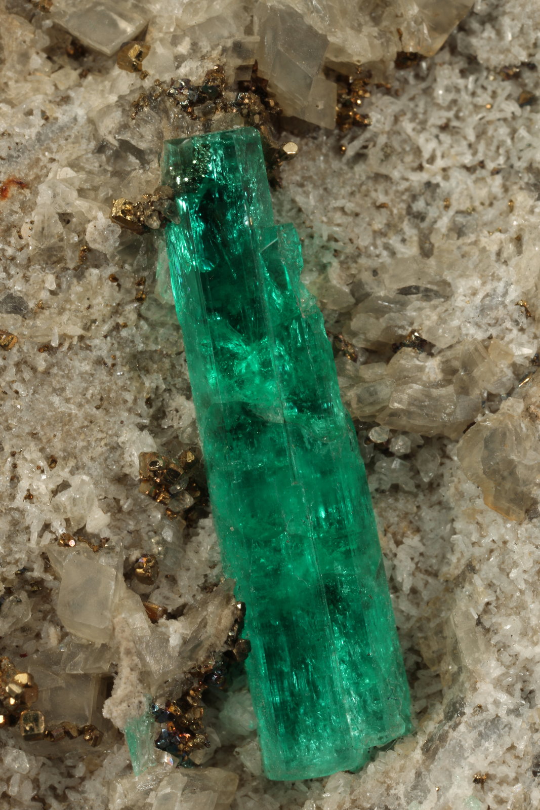Beryl (variety emerald), Calcite, Albite (var. Cleavelandite), Pyrite
65x49x67mm, xl=20mm
(Autor: Fiebre Verde)