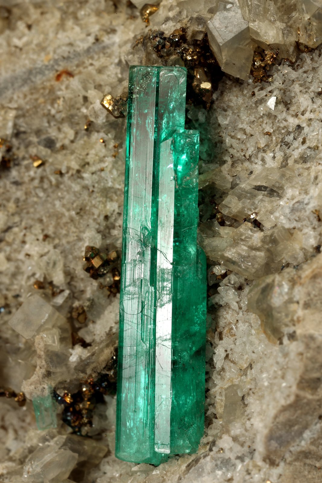 Beryl (variety emerald), Calcite, Albite (var. Cleavelandite), Pyrite
65x49x67mm, xl=20mm
(Autor: Fiebre Verde)