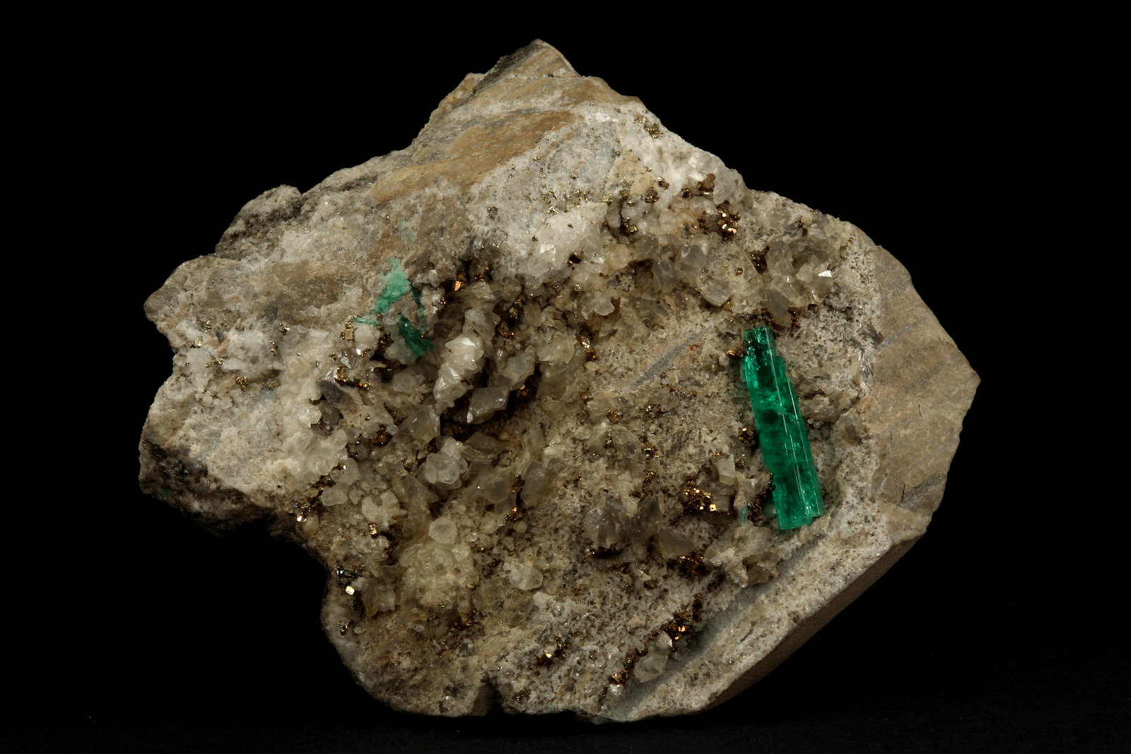 Beryl (variety emerald), Calcite, Albite (var. Cleavelandite), Pyrite
65x49x67mm, xl=20mm
(Autor: Fiebre Verde)