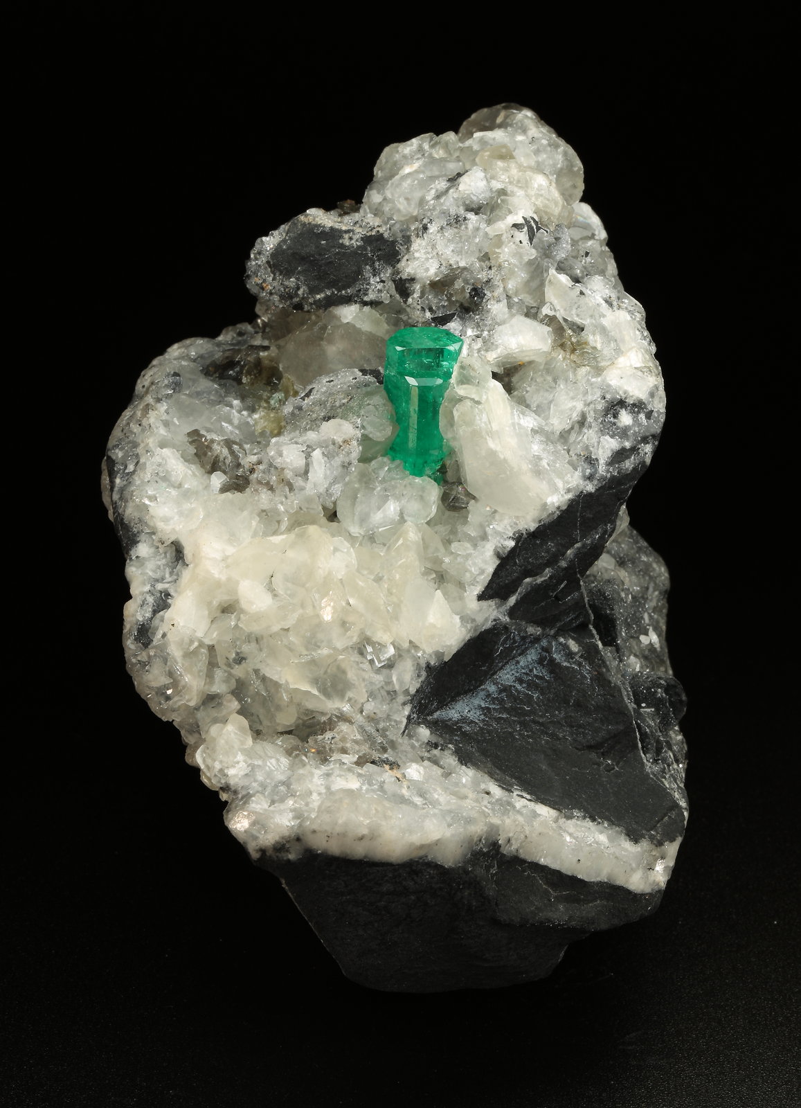 Beryl (variety emerald), Calcite, Pyrite
65x90x85mm, aggregate=14x9mm
(Autor: Fiebre Verde)